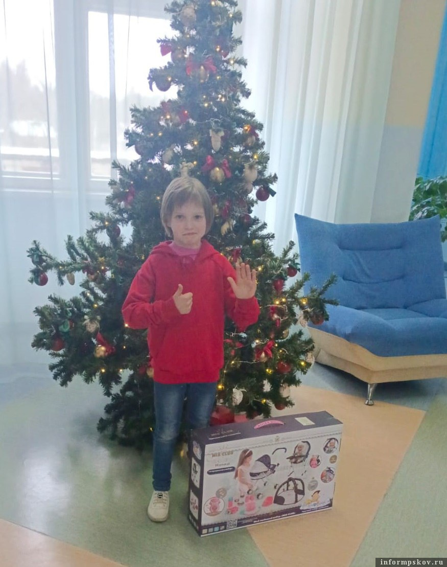 Семилетняя девочка Марина со своим подарком на Новый год