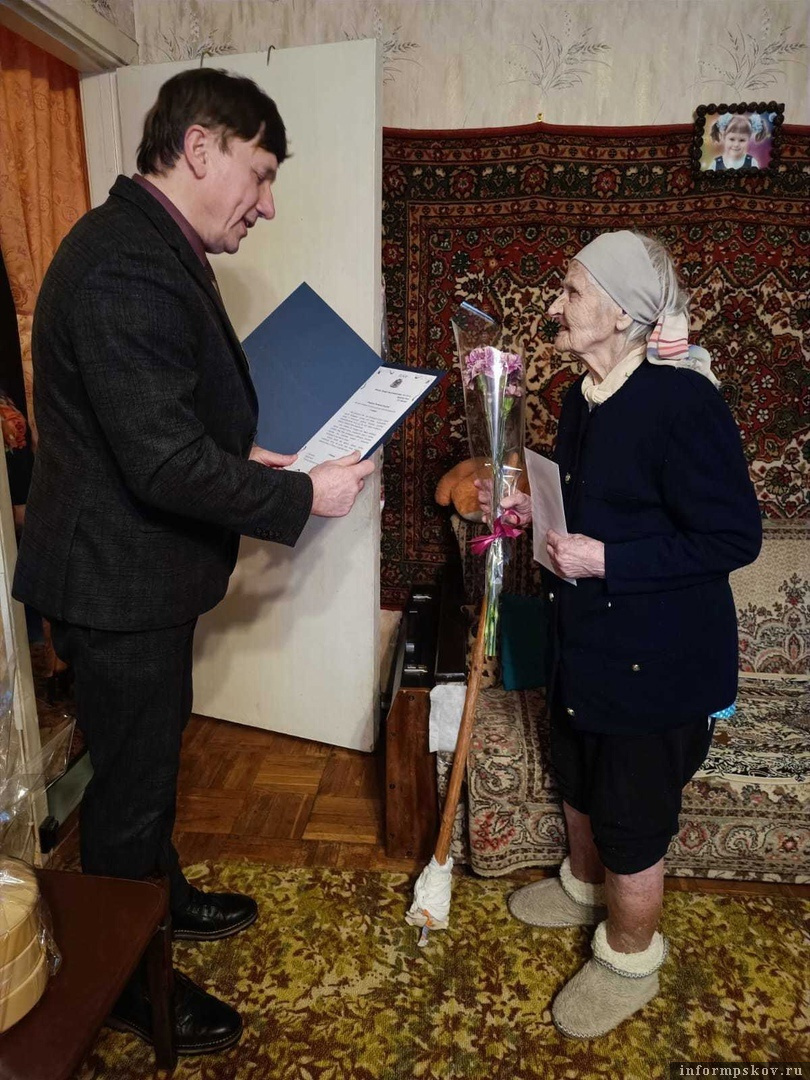 Депутат Псковской городской думы Григорий Стороненков поздравил псковичку Анастасию Иванову с 95-летием. Фото: пресс-служба Псковской городской Думы