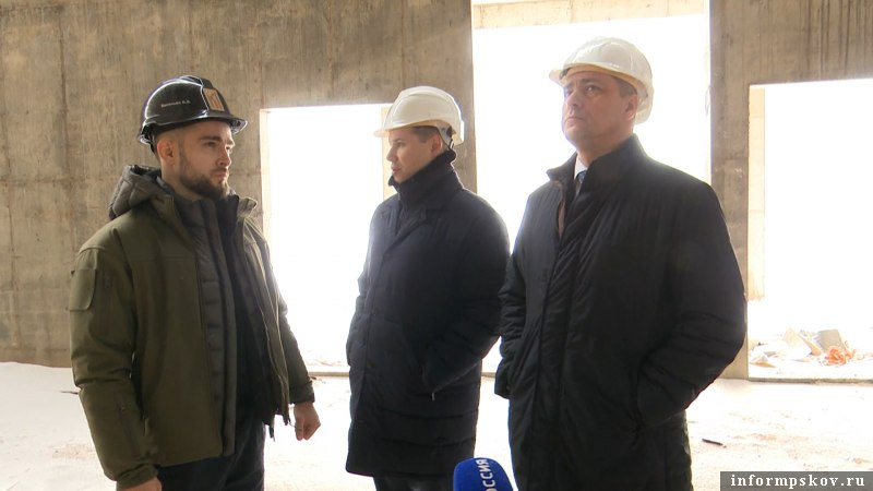 Михаил Ведерников посетил стройплощадку будущего центра для одарённых детей в Пскове. Фото здесь и далее: пресс-служба правительства Псковской области