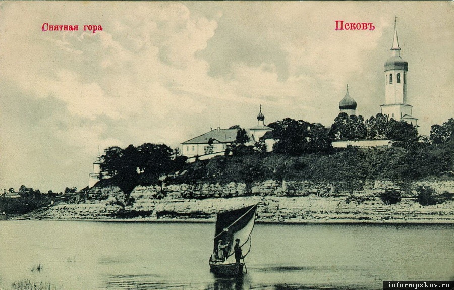Дореволюционная фотография монастыря, сделанная с реки. На снимке хорошо заметна колокольня Вознесенского храма