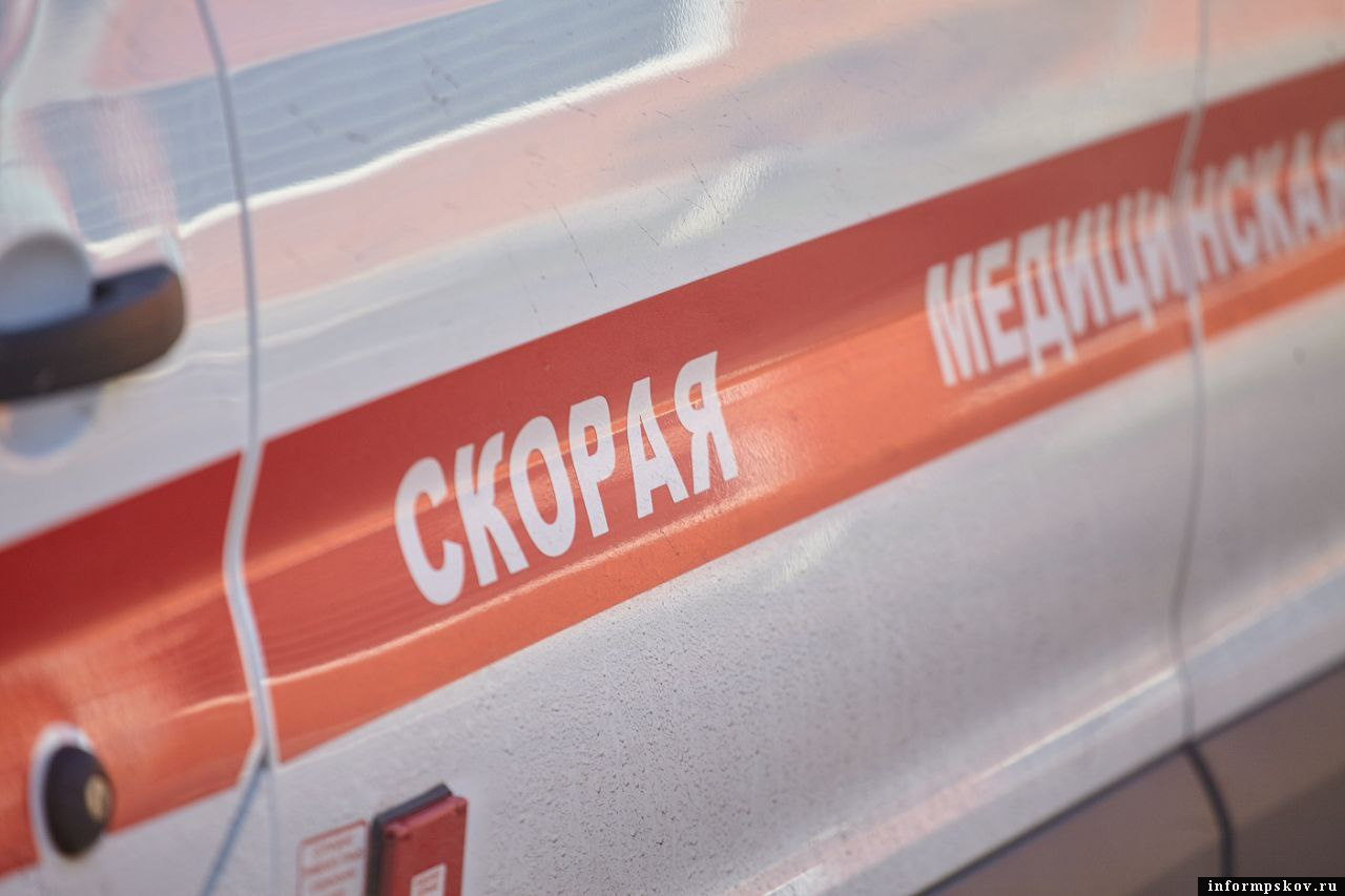 Упавшая труба покалечила пожарного во время тушения пожара в Псковской области. Фото: ПАИ