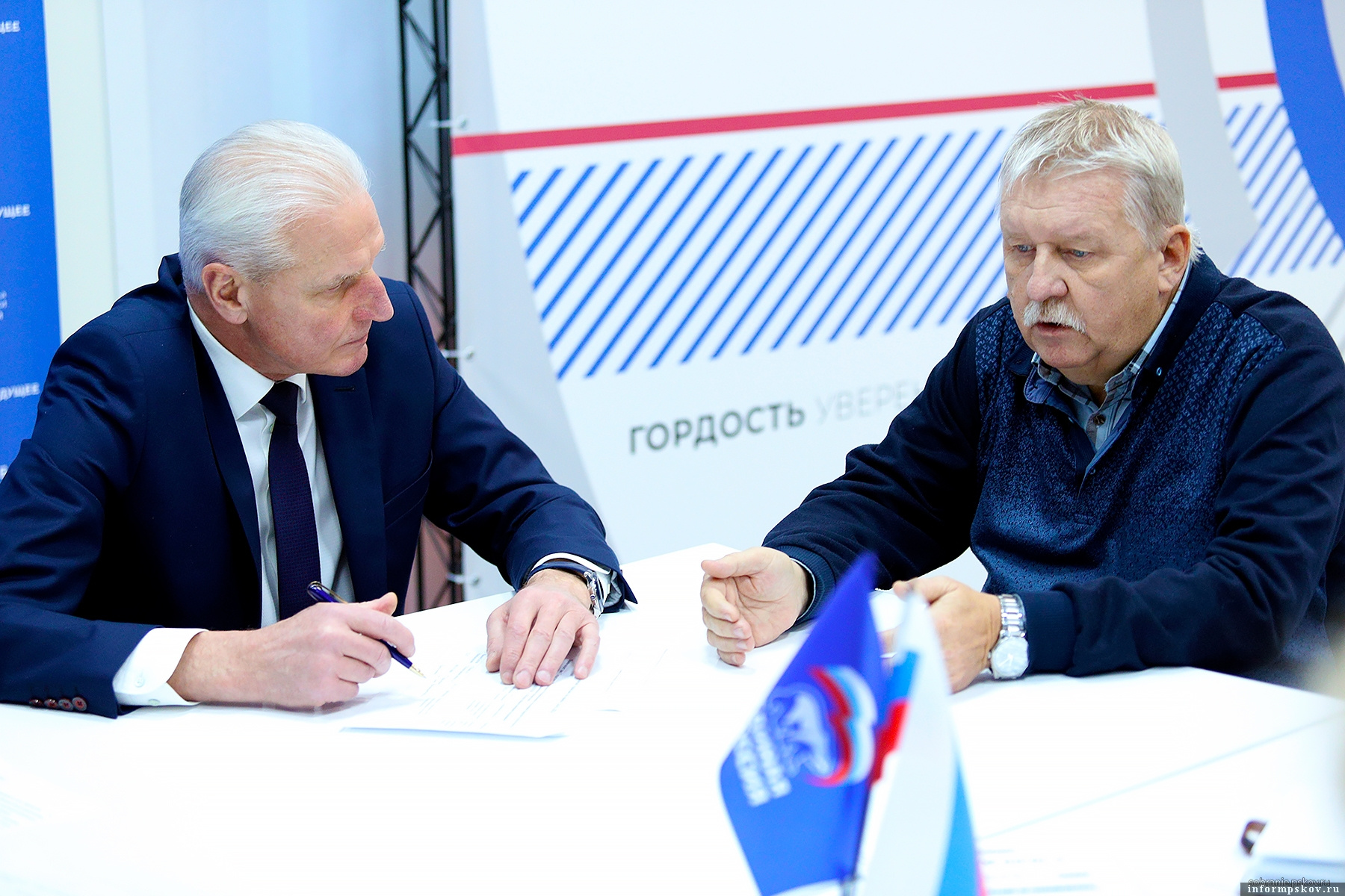 Житель Шабаново обратился к Александру Котову с просьбой помочь в передаче бесхозного водопровода. Фото здесь и далее: пресс-служба Псковского областного Собрания депутатов