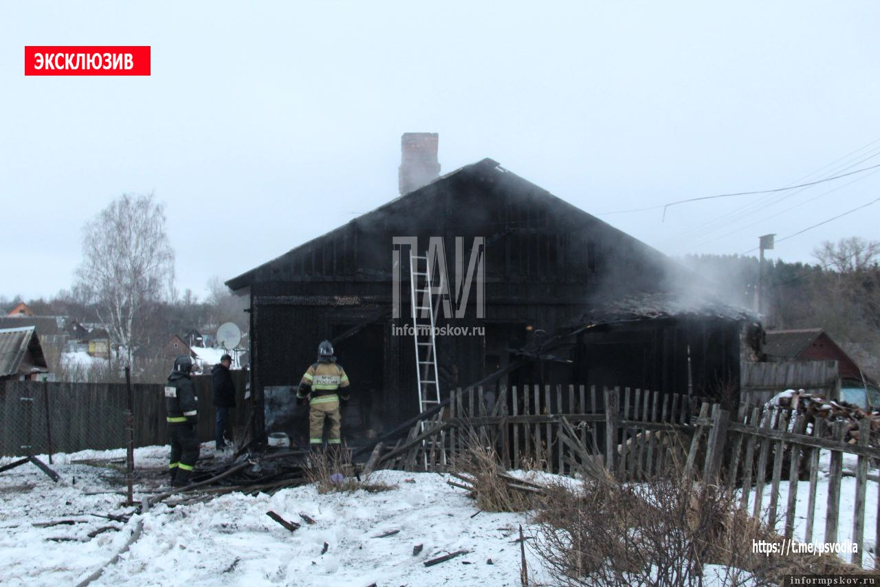 Мужчину госпитализировали после пожара в Новосокольниках. Фото здесь и далее: ПАИ