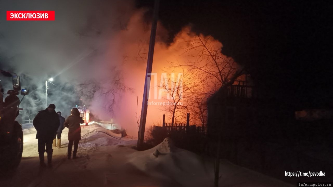 Пожар на улице Мира в Бежаницах. Фото: Telegram-канал «ПАИ. Псковская сводка»