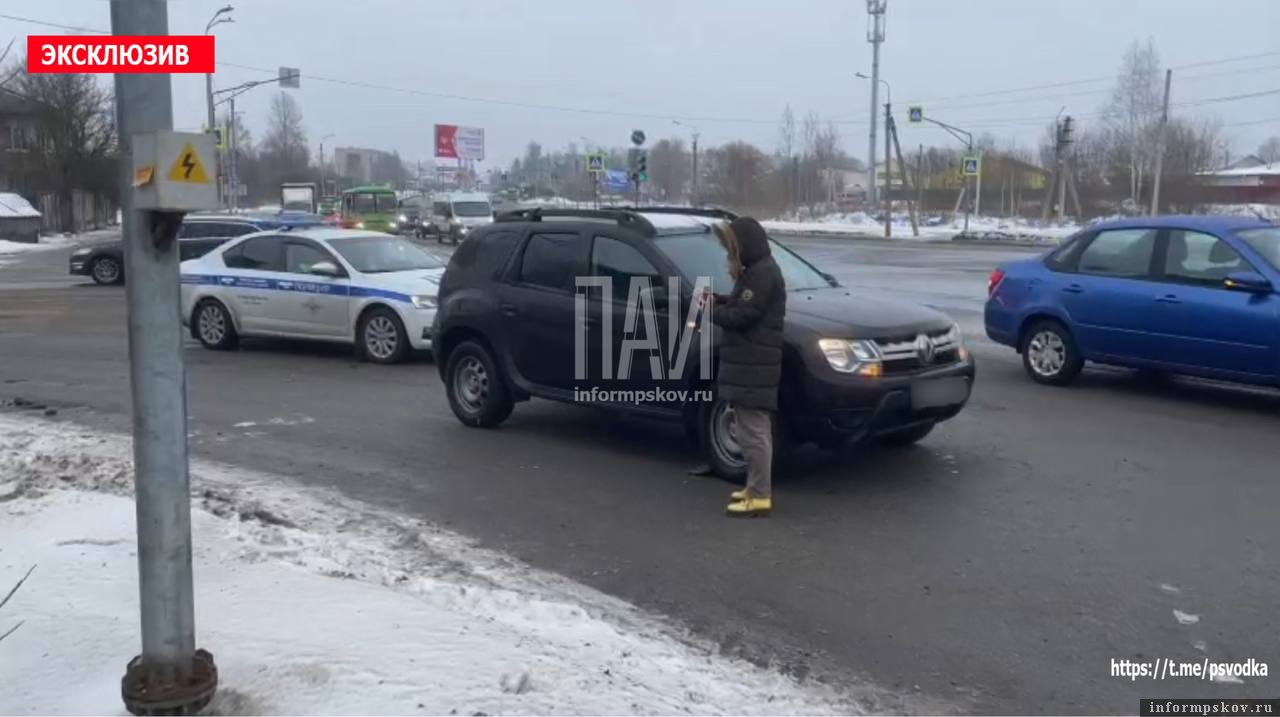 Пешехода сбили на улице Ижорского Батальона в Пскове. Фото здесь и далее: Telegram-канал «ПАИ. Псковская сводка»
