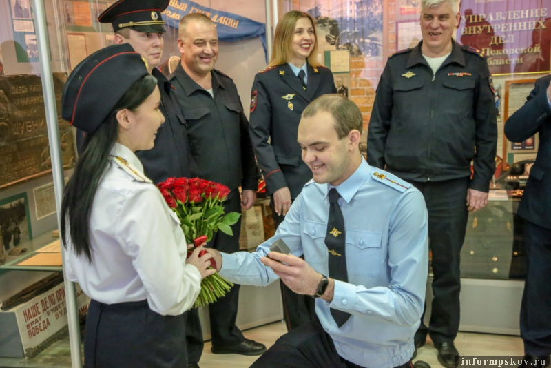 Полицейский из Опочки сделал предложение возлюбленной во время присяги. Фото: пресс-служба УМВД России по Псковской области