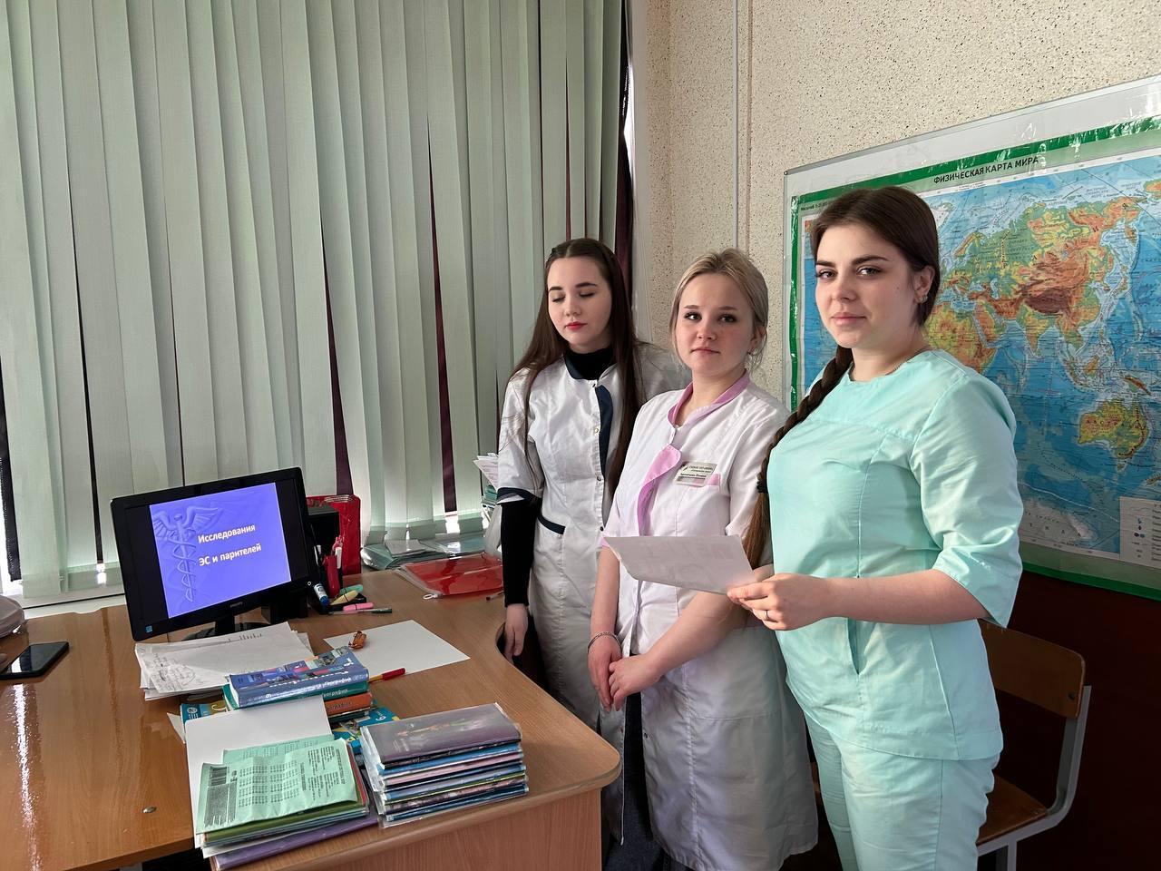Студенты Великолукского медколледжа проводят занятия по ЗОЖ со школьниками и пенсионерами. Фото здесь и далее: комитет по здравоохранению Псковской области