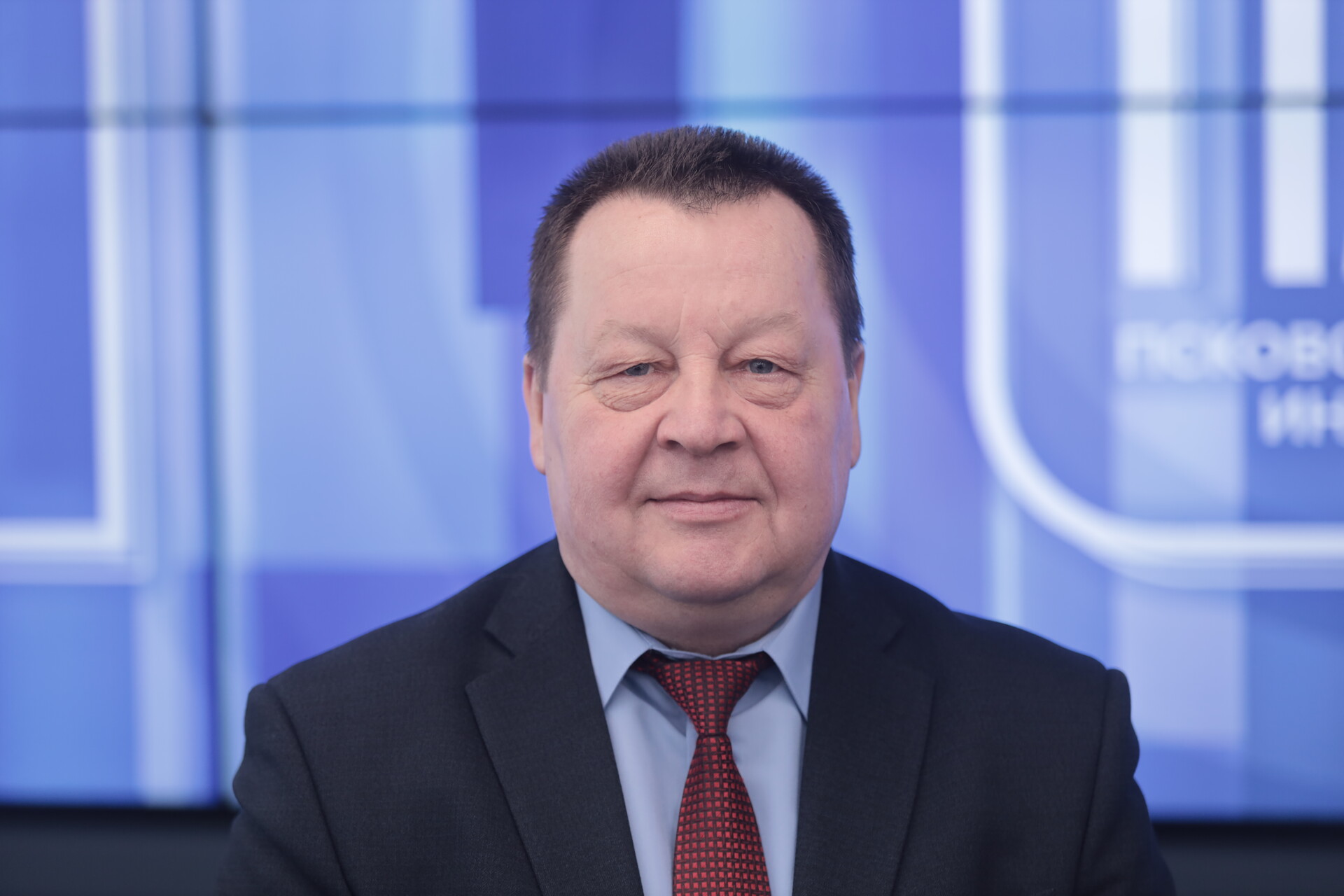 Строительство новых очистных сооружений для сточных вод продолжается в Порхове. На фото: Юрий Семёнов