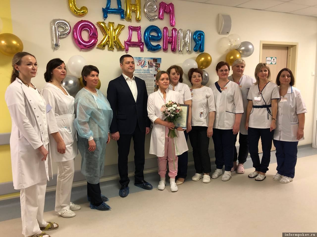 Михаил Ведерников наградил работников Псковского перинатального центра. Фото здесь и далее: ПАИ