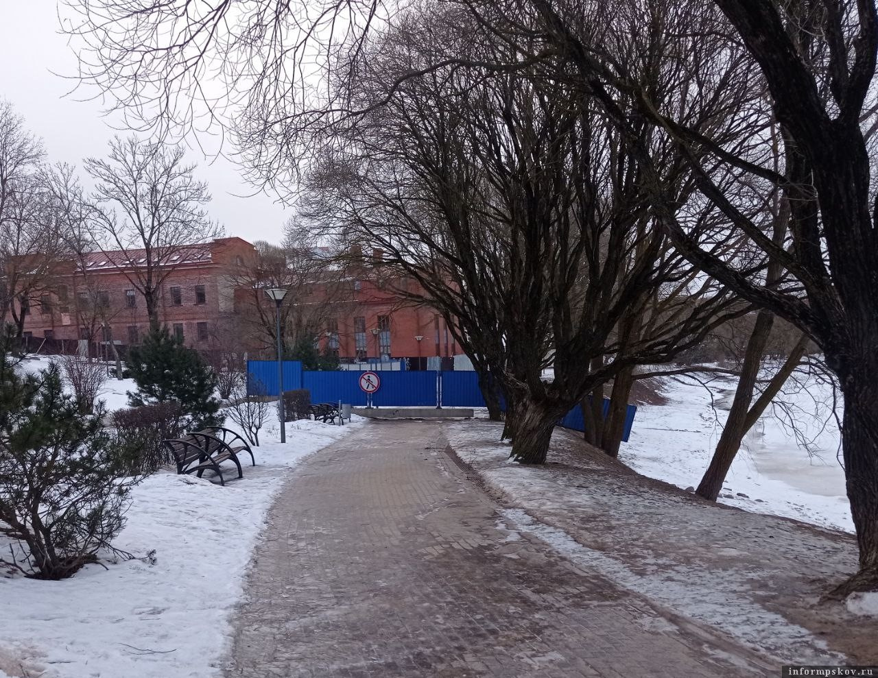 Место строительства пешеходного моста через Пскову закрыли для пешеходов. Фото: ПАИ