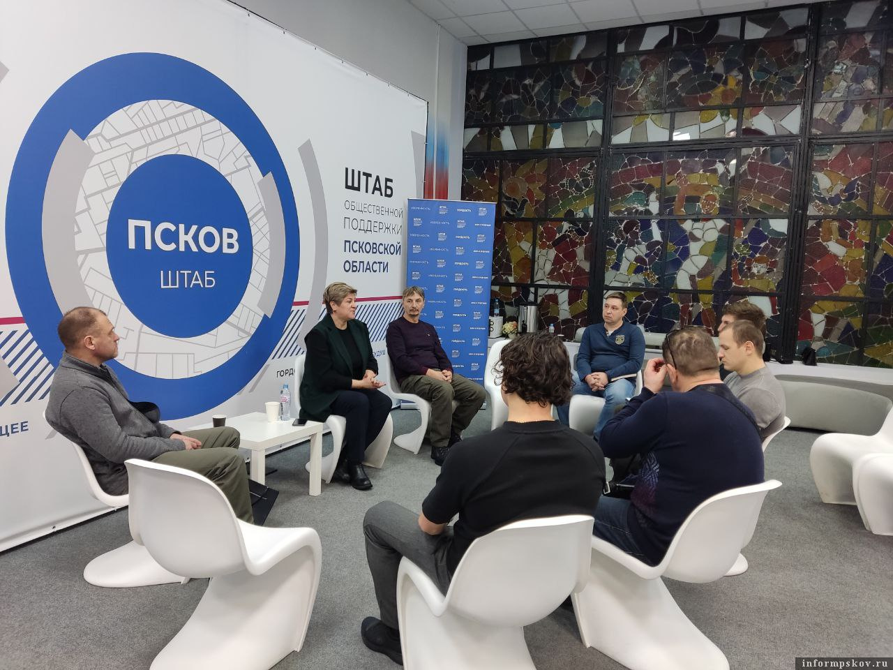Заседание регионального Совета отцов проходит в штабе общественной поддержки в Пскове. Фото здесь и далее: ПАИ