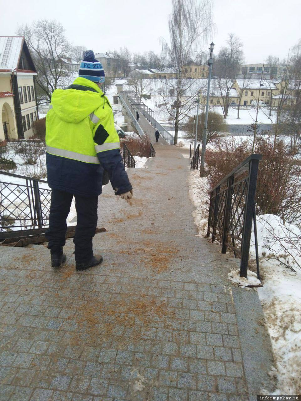 Обработку дорог от гололёда проводят в Пскове. Фото здесь и далее из Telegram-канала Бориса Елкина