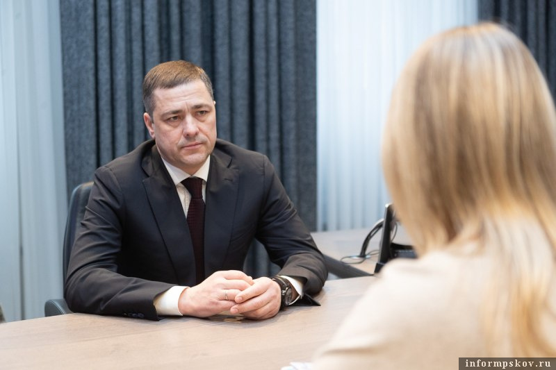Губернатор Псковской области Михаил Ведерников провёл рабочую встречу с председателем регионального комитета по социальной защите Ольгой Евстигнеевой. Фото: пресс-служба правительства Псковской области