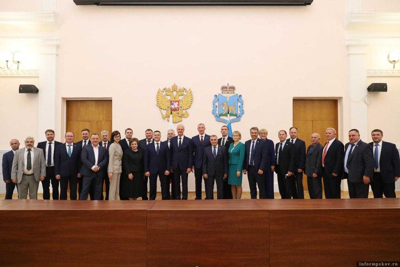 Александр Котов поздравил Михаила Ведерникова с днём рождения. Фото: пресс-служба Псковского областного Собрания депутатов