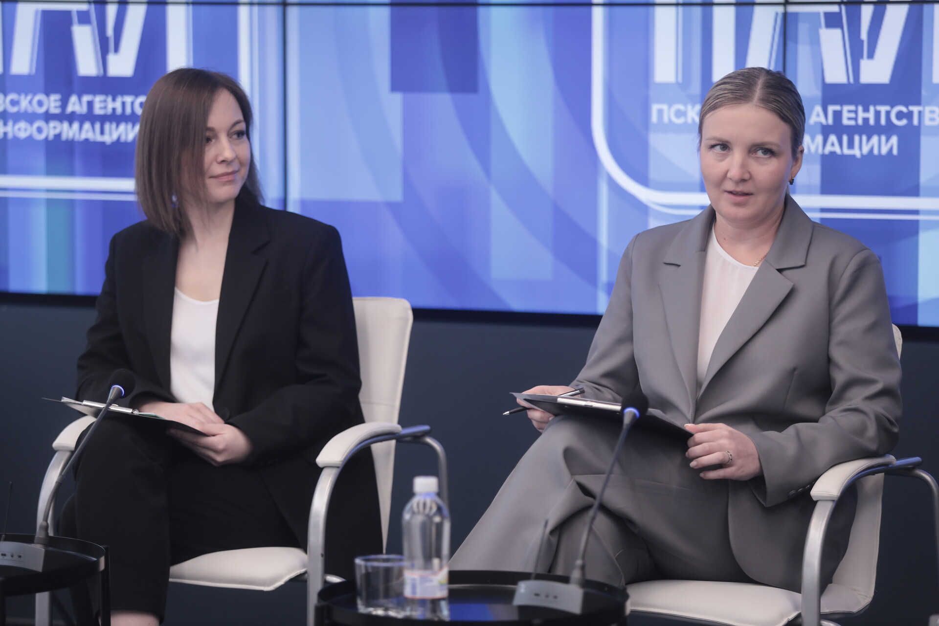 Почти 300 тысяч псковичей обратились к стоматологам в 2023 году. На фото Екатерина Горбачёва и Ирина Тимофеева. Фото: ПАИ