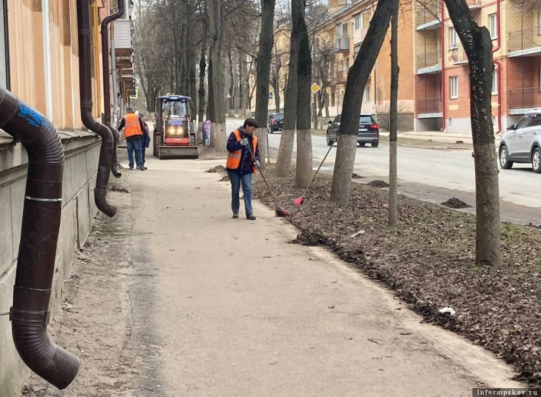 Порядка полутора тысяч кубометров мусора вывезли в Великих Луках во время месячника по благоустройству. Фото: Luki-News