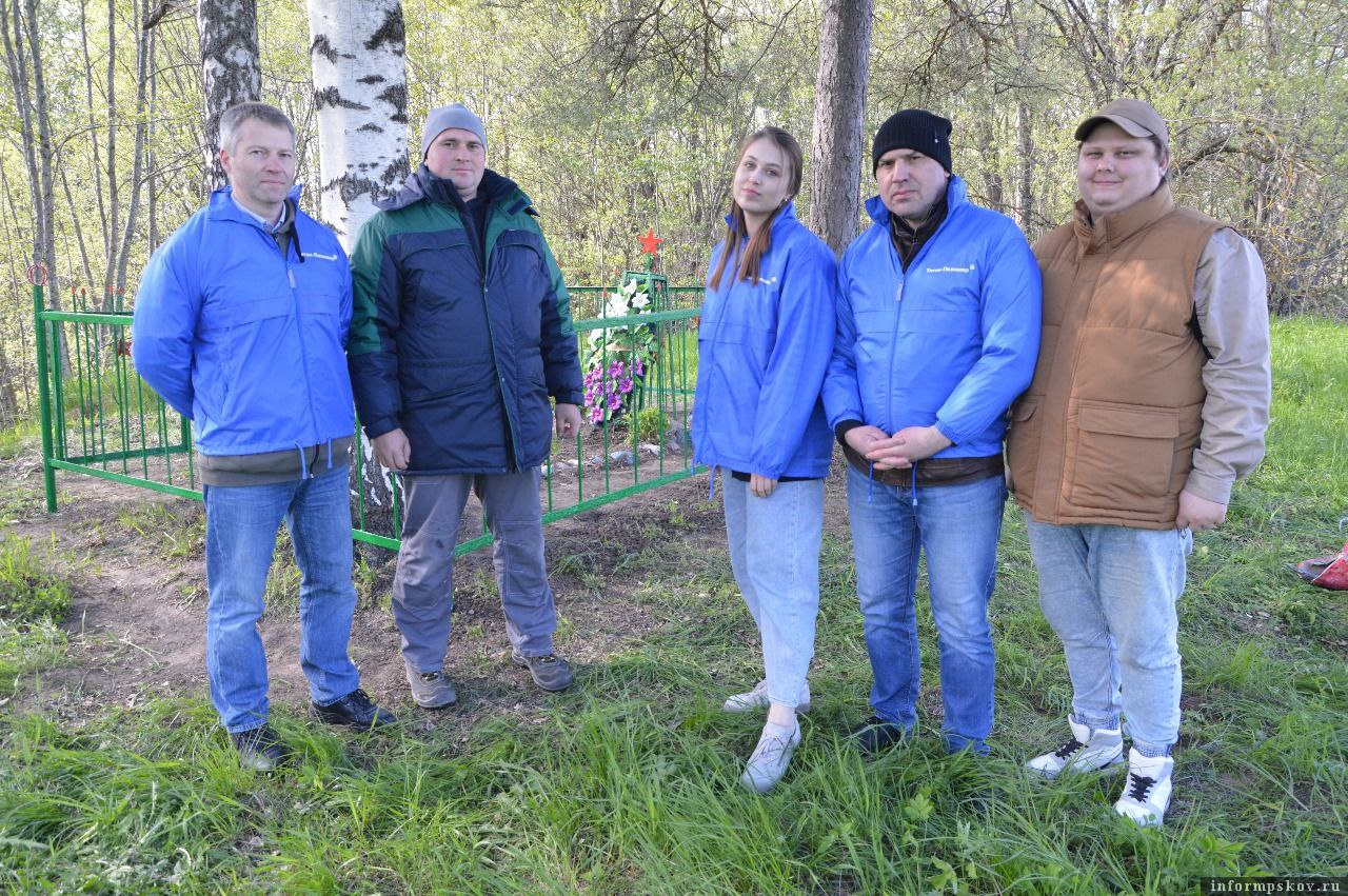 В канун Дня Победы сотрудники завода «Титан-Полимер» благоустроили воинское захоронение в Псковском районе