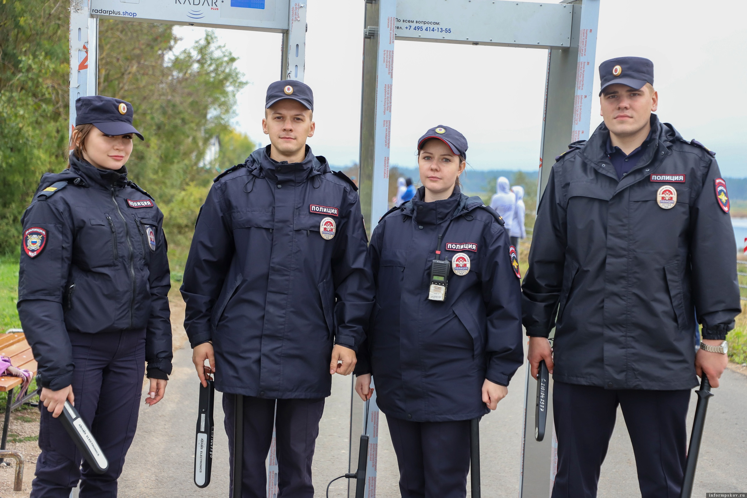 Полицейские обеспечили безопасность граждан на открытии мемориального комплекса в Выбутах. Фото здесь и далее: пресс-служба УМВД России по Псковской области