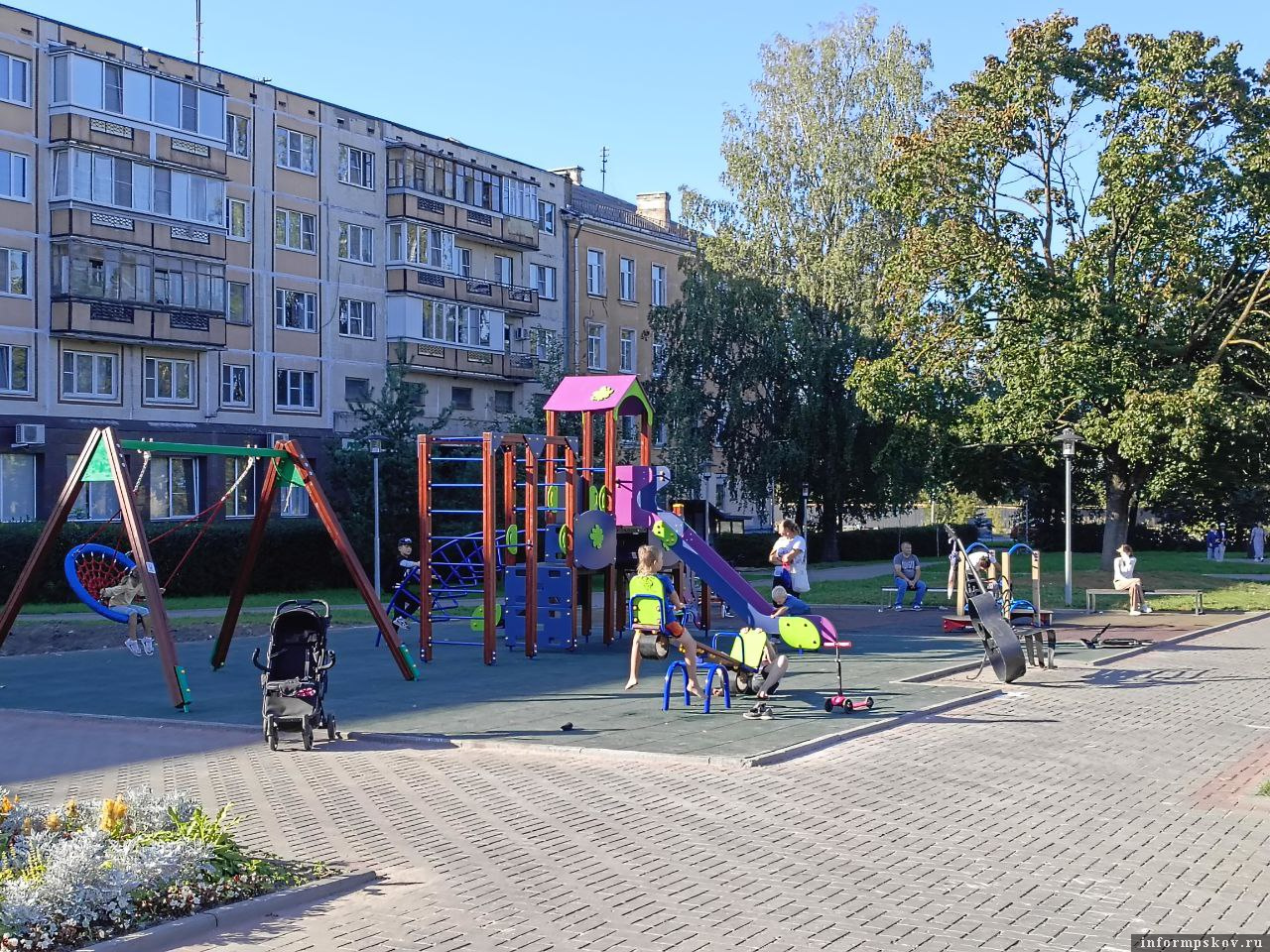 Новая детская площадка напротив дома № 35 по улице Максима Горького. Фото: ПАИ