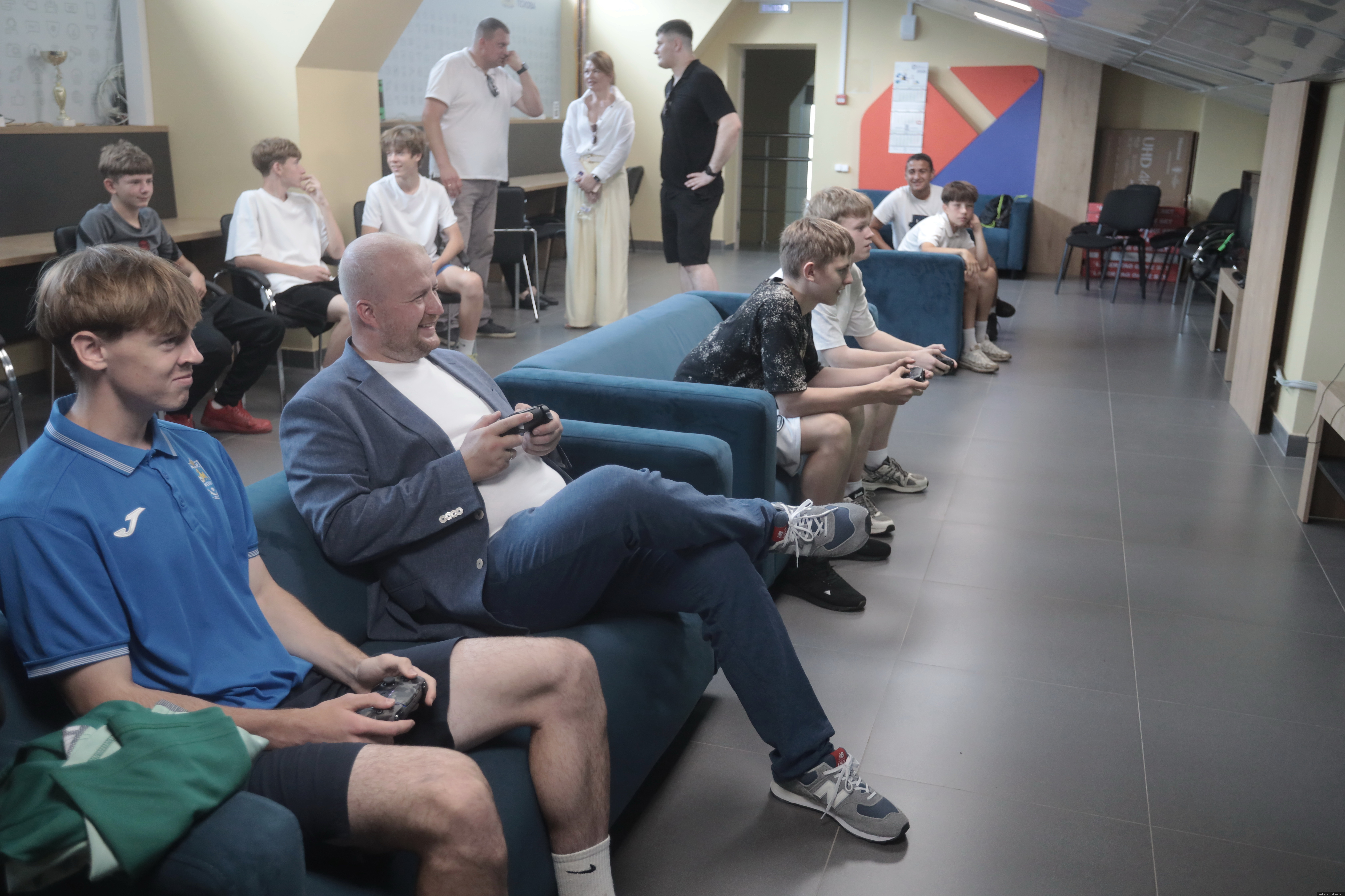 Не остались в стороне и киберспортсмены – глава города сыграл с ними в интерактивный футбол