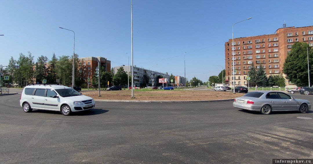 Новый асфальт уложили на круговом перекрёстке на Запсковье. Фото из телеграм-канала Бориса Елкина