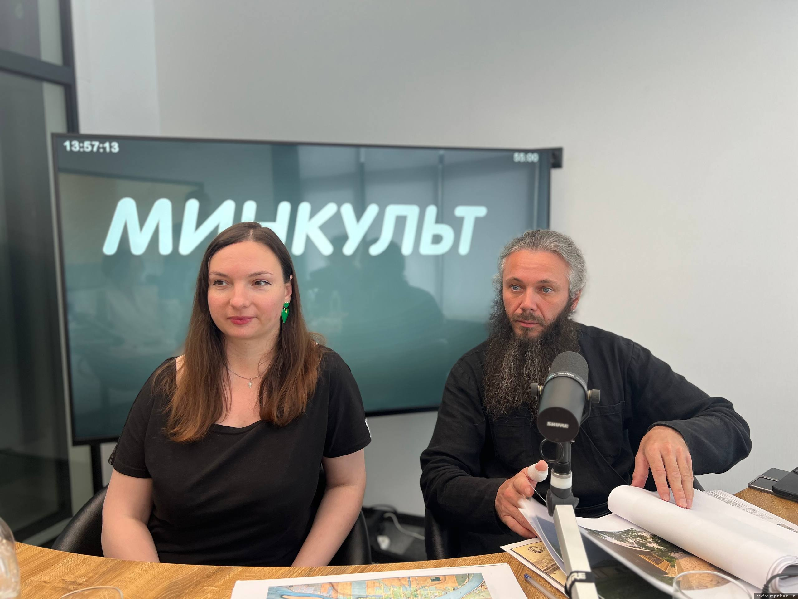 Главный архитектор Мирожского монастыря Юлия Стояк и настоятель игумен Серафим (Козулин)