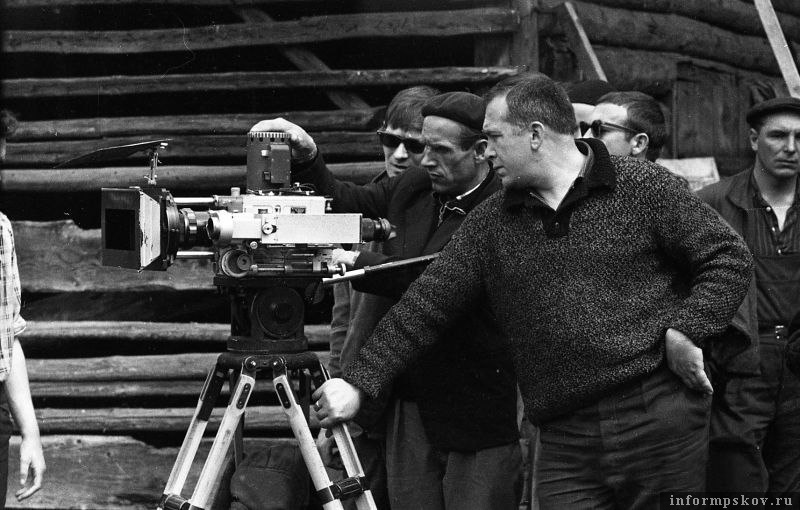 На съемках фильма «Андрей Рублёв» (1966). Фото Бориса Скобельцына. Государственный музей-заповедник А. С. Пушкина «Михайловское