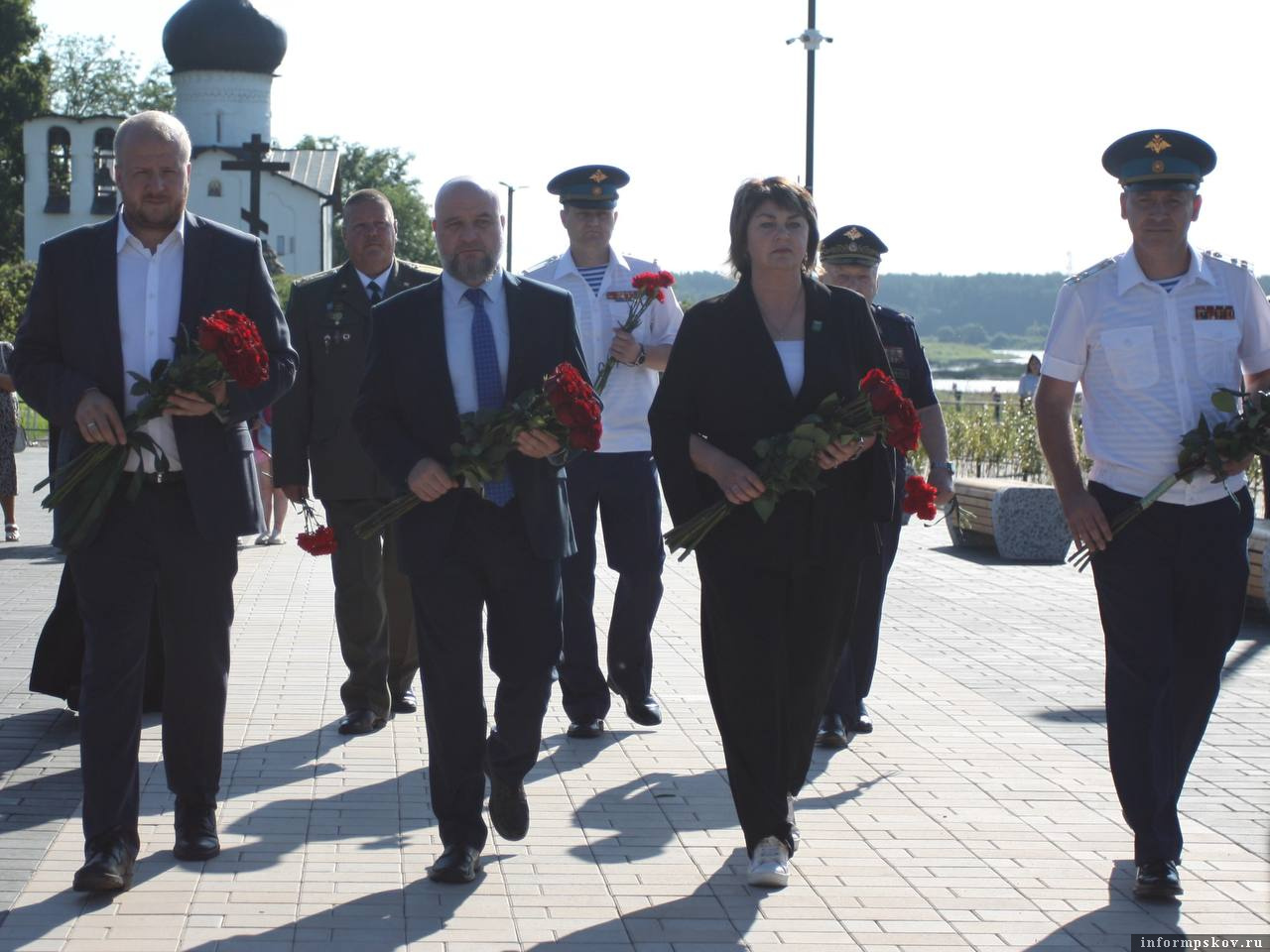 Возложение цветов к мемориалу. Фото здесь и далее: телеграм-канал Бориса Елкина