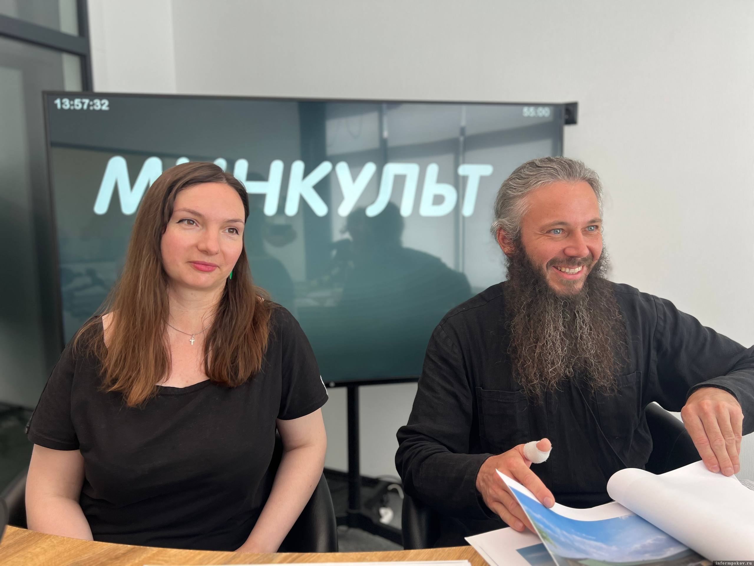 Главный архитектор Мирожского монастыря Юлия Стояк и настоятель игумен Серафим (Козулин)
