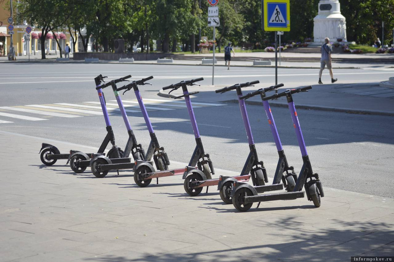 Даже падение с самоката, с высоты собственного роста может привести к смерти, если удариться головой о бордюр. Фото: ПАИ