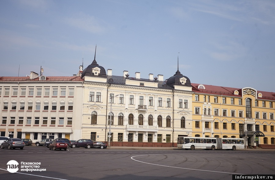 На фото по центру – историческое здание Земского банка в Пскове. Фото: ПАИ