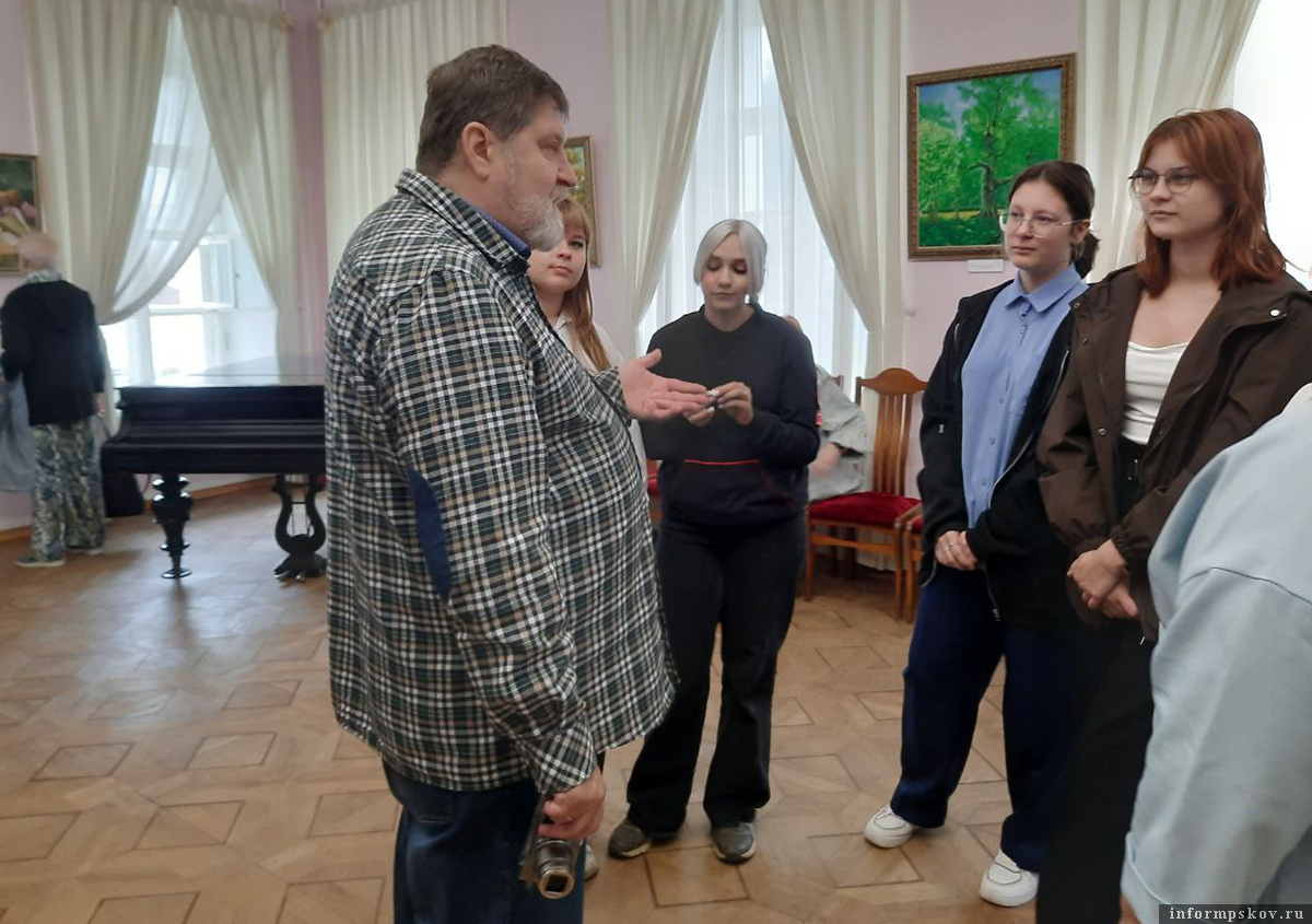 Директор «Михайловского» Георгий Василевич с юными посетителями выставки «Пушкинской строкой». Фото: Пушкинский заповедник