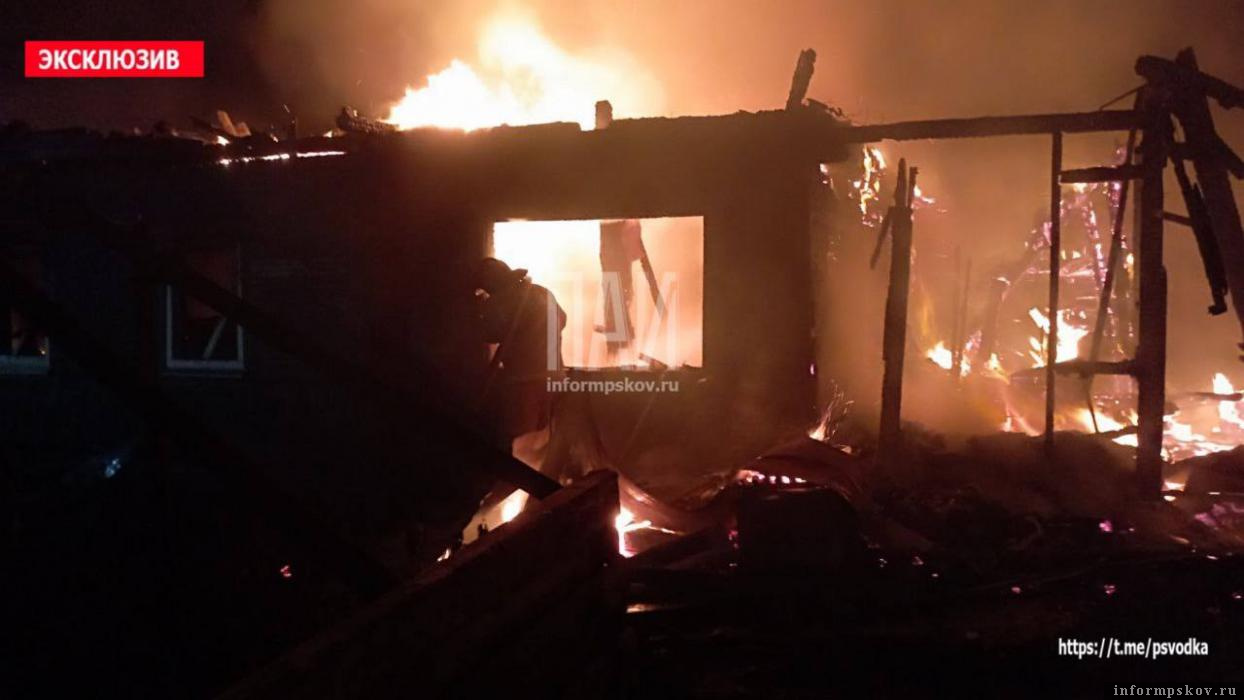 Мужчина погиб при пожаре в доме на улице Подгорной в Невеле. Конец июля. Фото: ПАИ