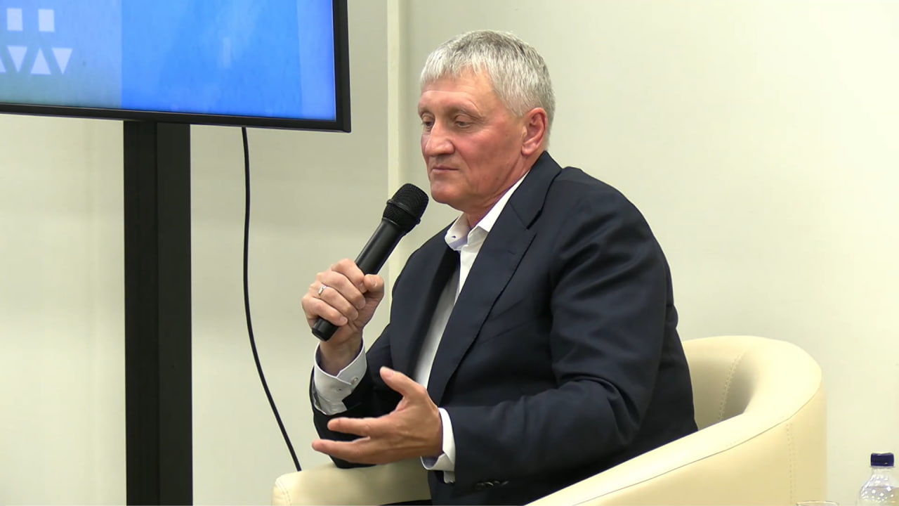 Сергей Сергиенков. Скриншот трансляции форума