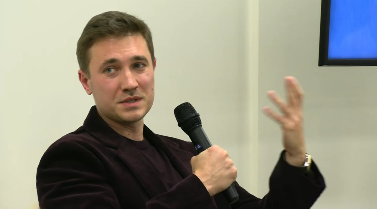 Дмитрий Сергиенков. Скриншот трансляции форума
