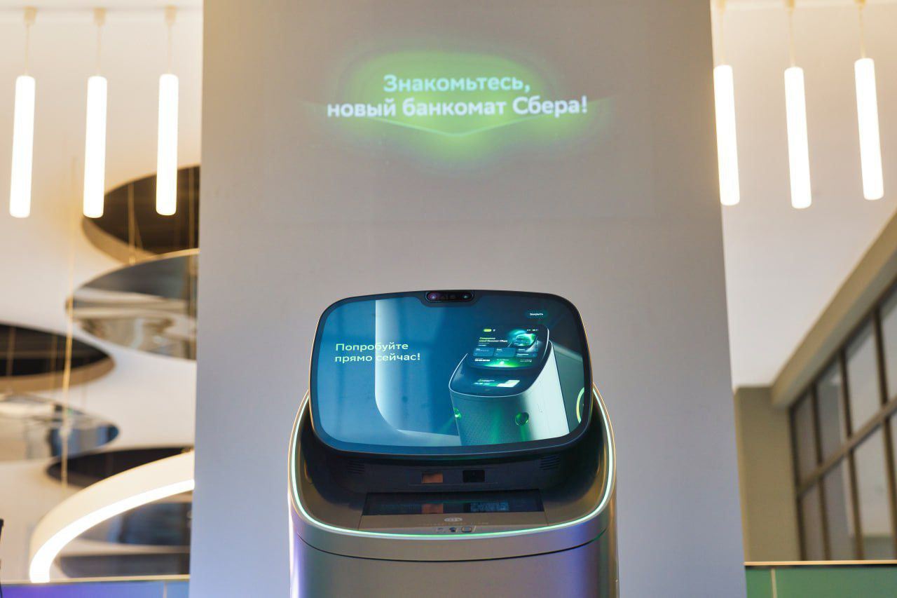Многофункциональный и заботящийся о здоровье клиента банкомат нового поколения банк представил на конференции AI Journey. Фото: пресс-служба Сбера