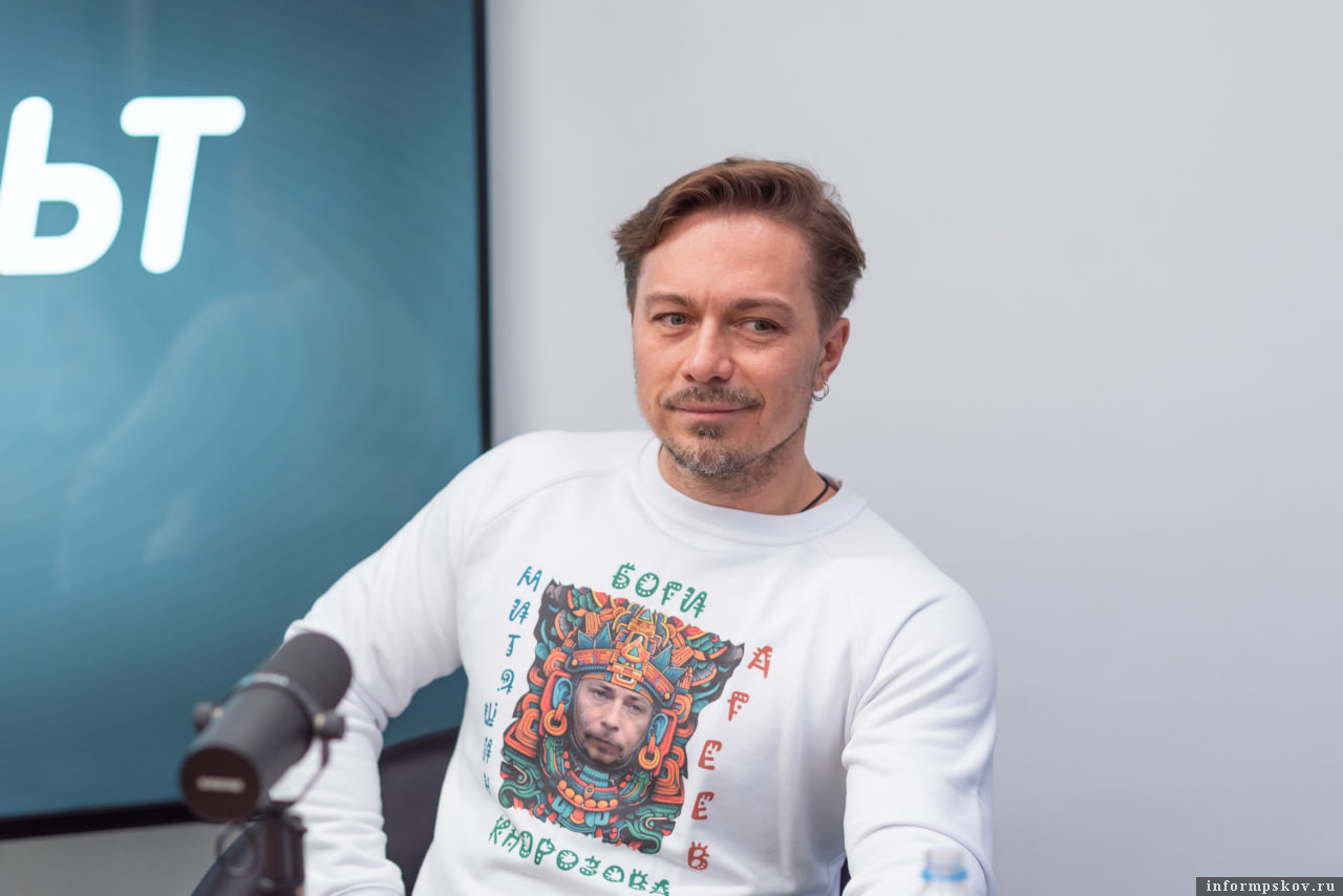 На изображении Митяшин в футболке, подаренной съёмочной группой фильма «Боги Кнорозова». Фото: Екатерина Иванова/ ПАИ