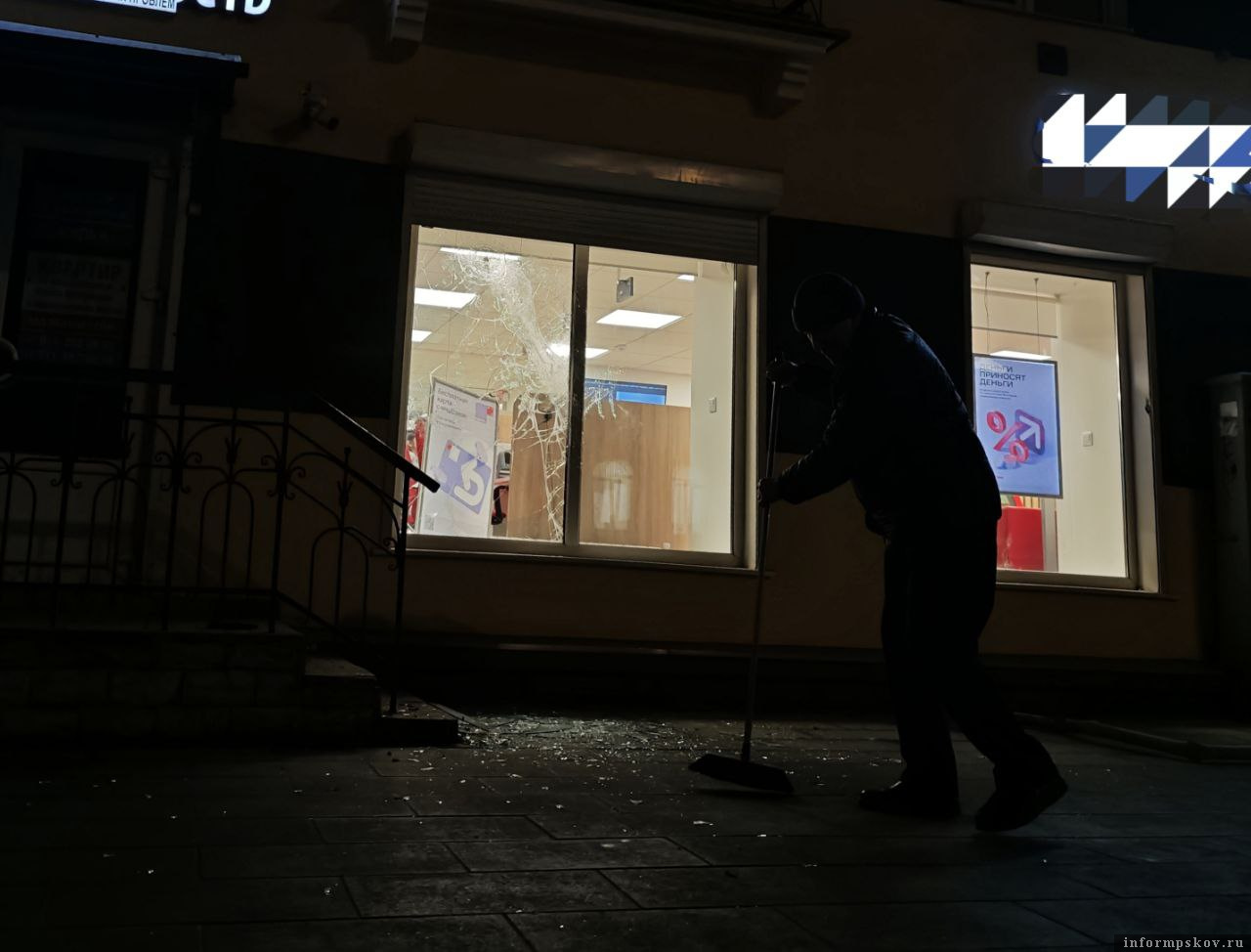 Разбитое окно на улице Советской. Фото: ПАИ