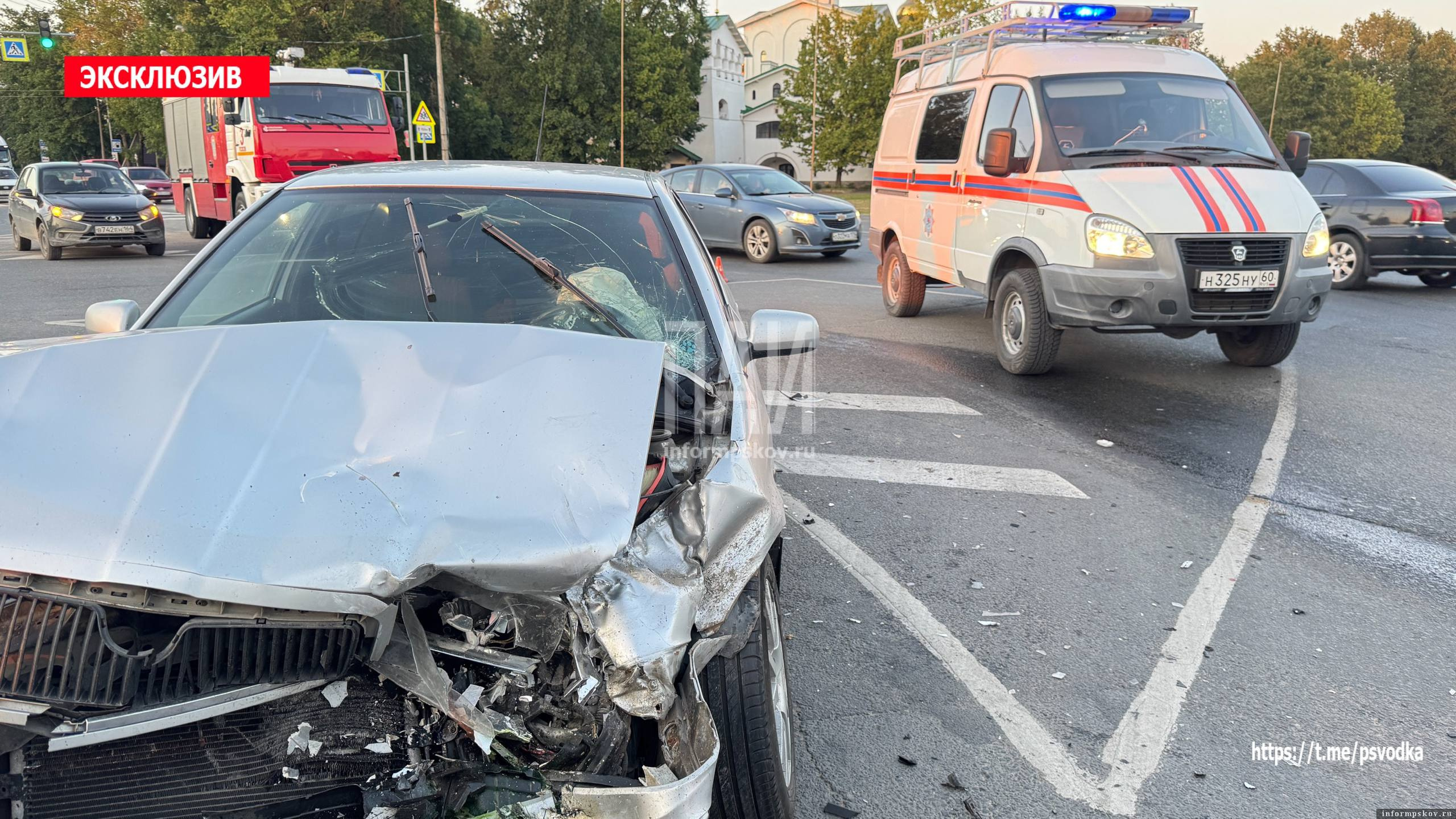 В Пскове возле дома № 21 на Ленинградском шоссе столкнулись Kia и Škoda, три человека пострадали. 13 августа 2025 года. Фото: ПАИ