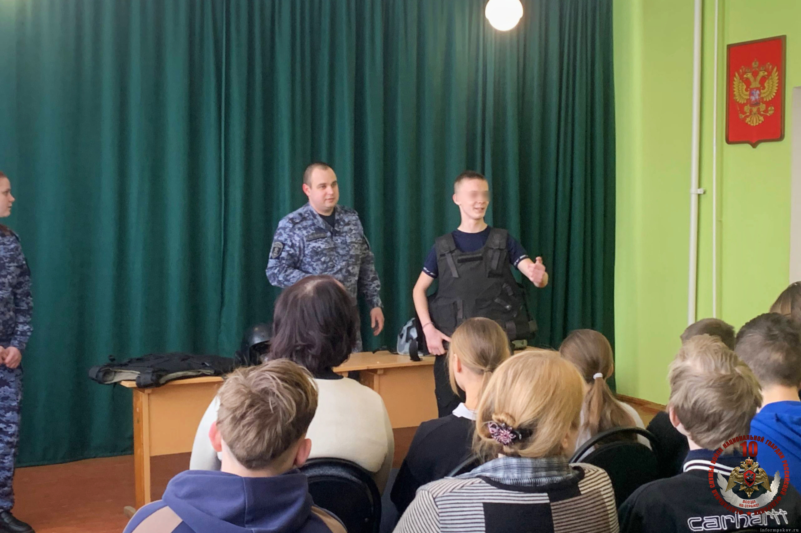Урок мужества в школе. Фото здесь и далее: пресс-служба Управления Росгвардии по Псковской области