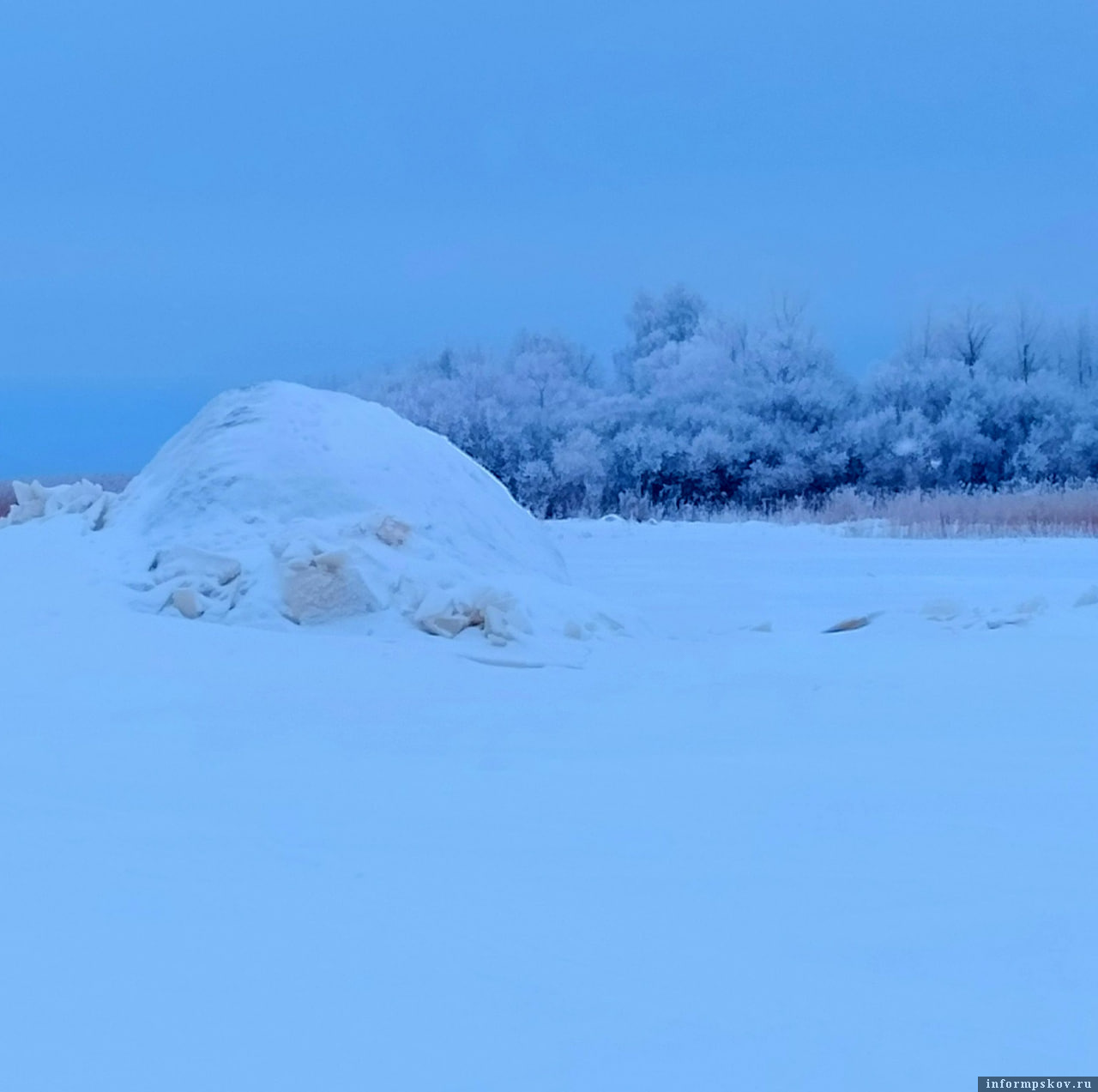 На обратном пути сделал ещё одно фото у камня-великана. На заднем плане видно, как быстро изменились краски природы. Куржа, ничего не поделаешь