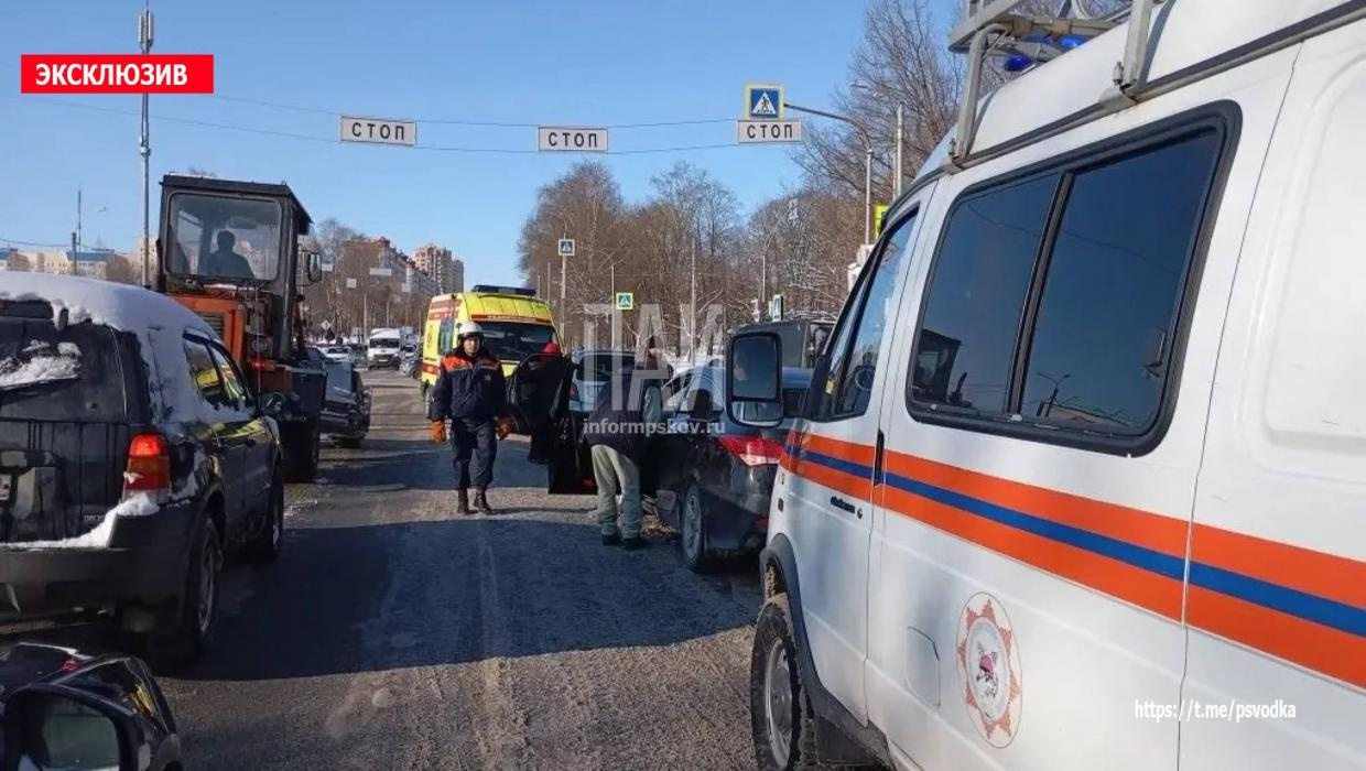 Два человека пострадали в ДТП на улице Юбилейной в Пскове 14 февраля. Фото: ПАИ