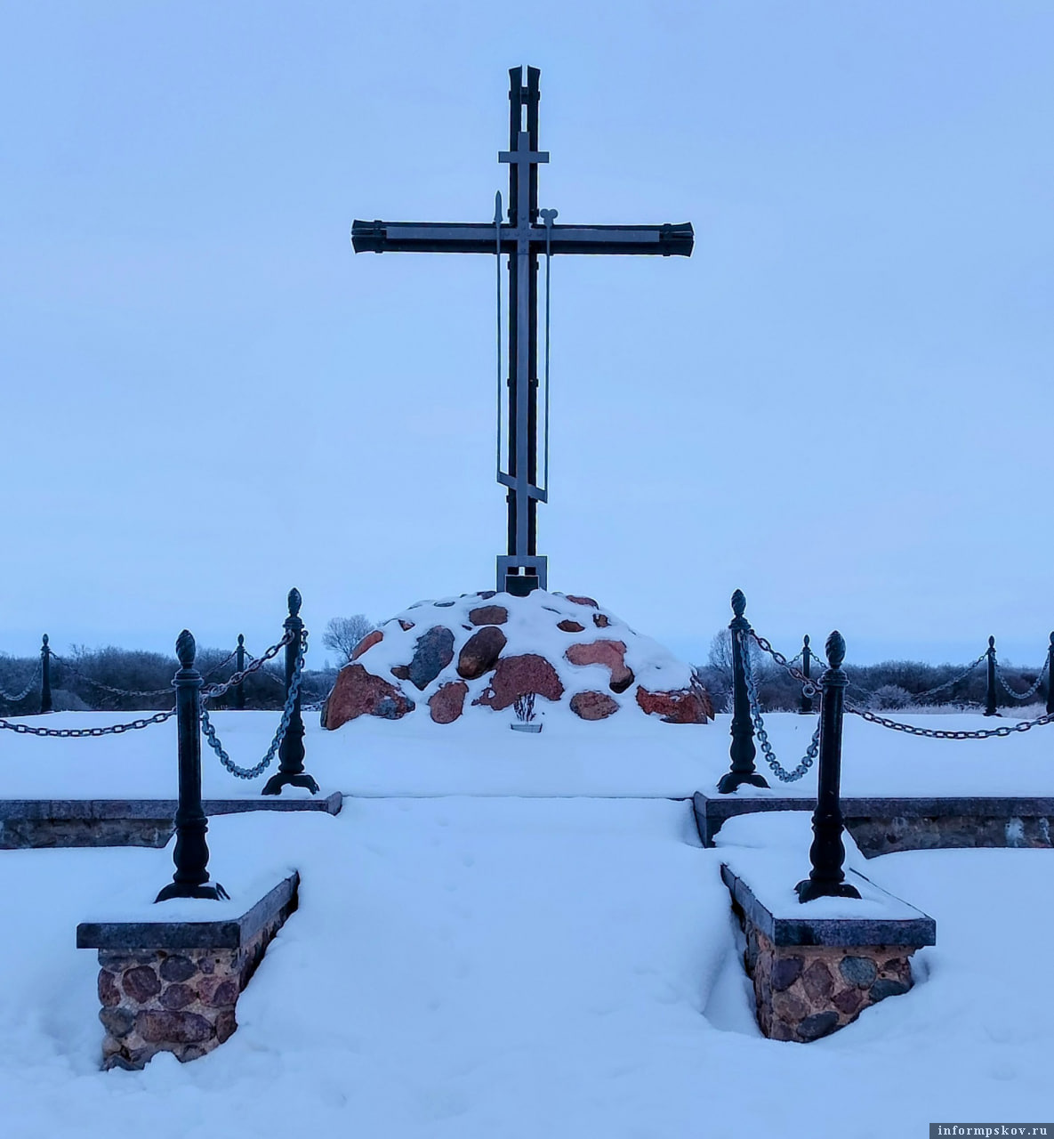 Памятник погибшим воинам дружины Александра Невского неподалёку от деревни Дрисливик Печорского района. Ледовое побоище было здесь?