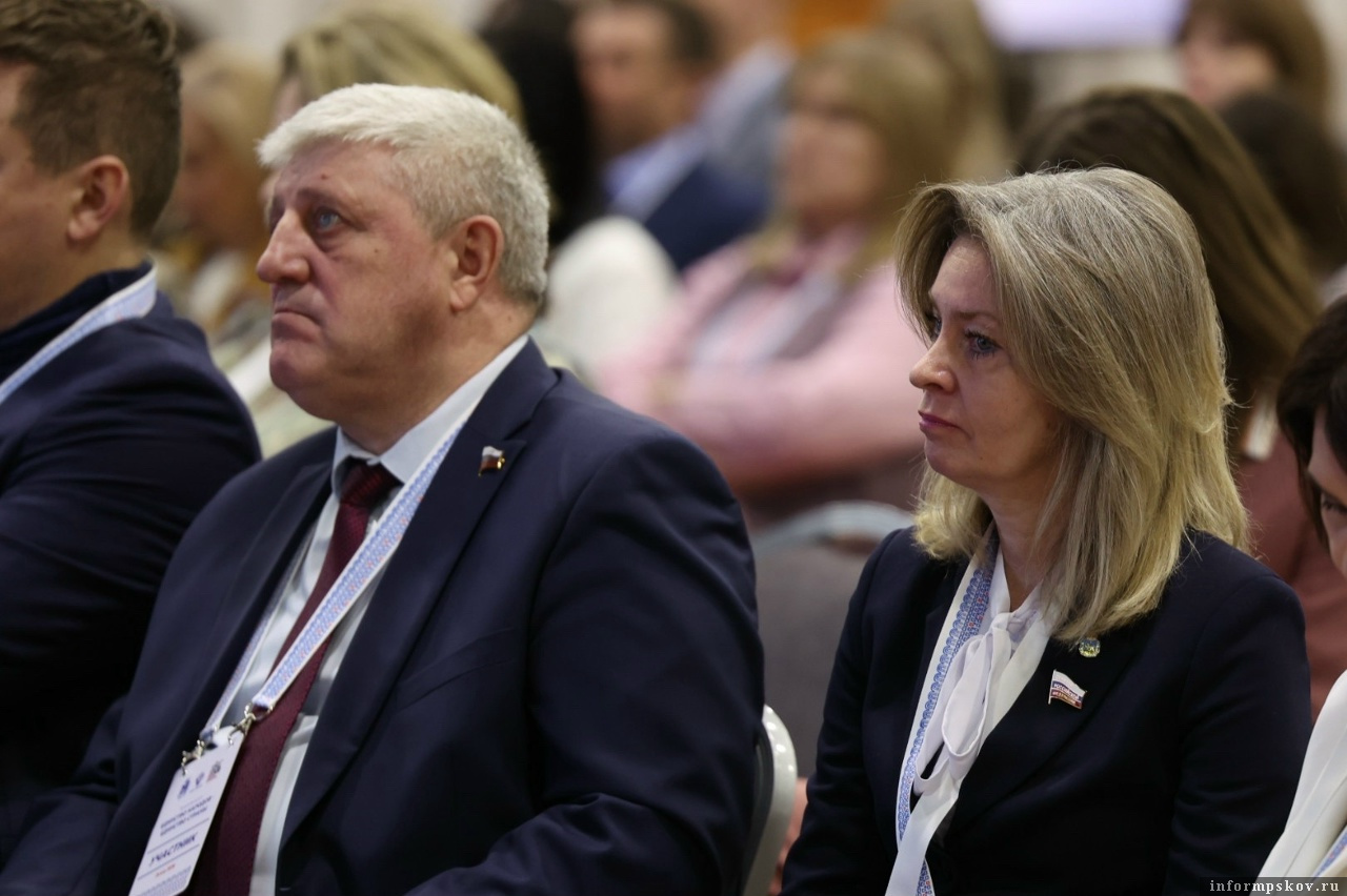 Сенаторы РФ от Псковской области Алексей Наумец и Наталья Мельникова. Фото: ПАИ