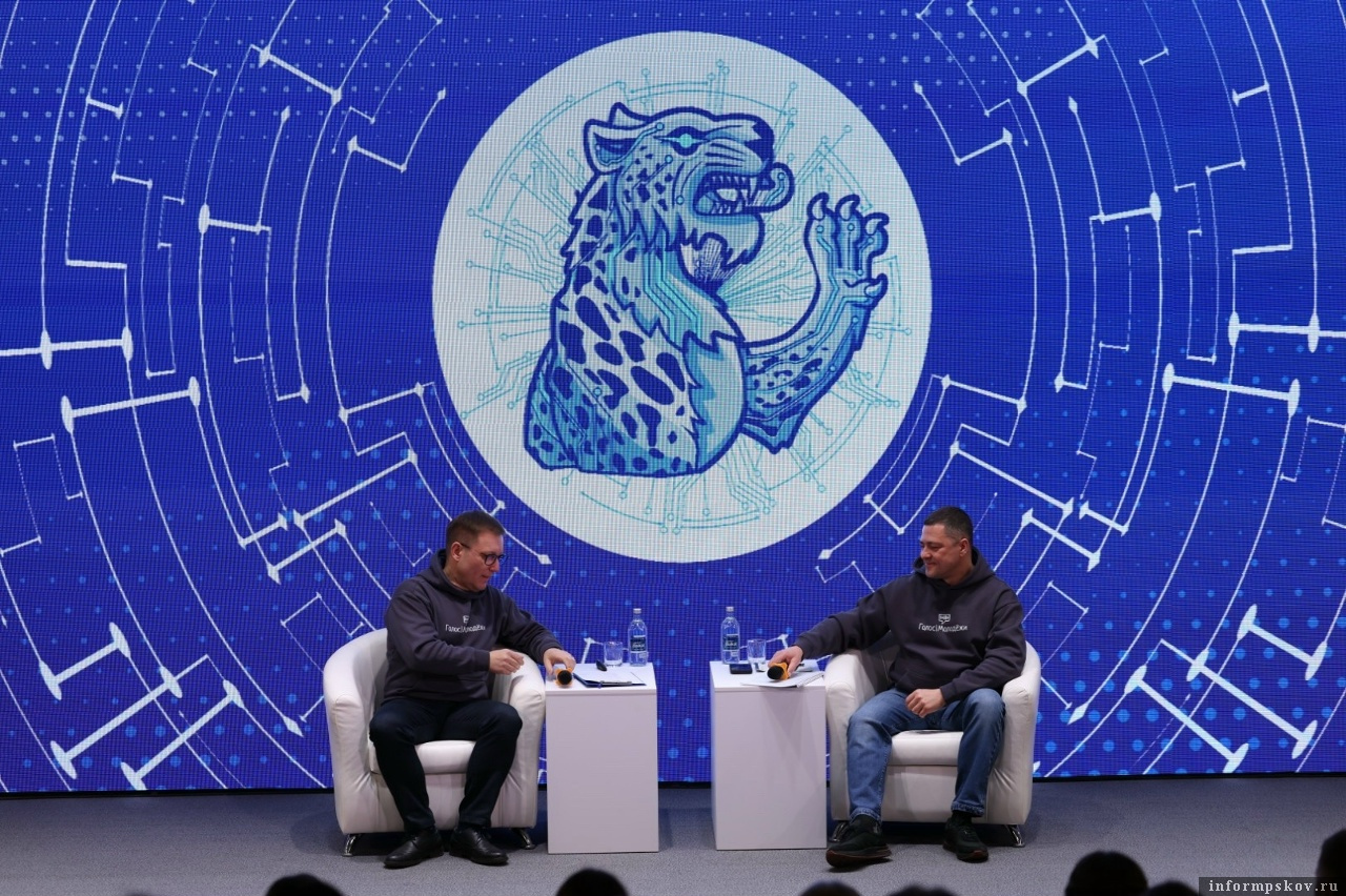 Председатель избирательной комиссии Псковской области Игорь Сопов и глава региона Михаил Ведерников
