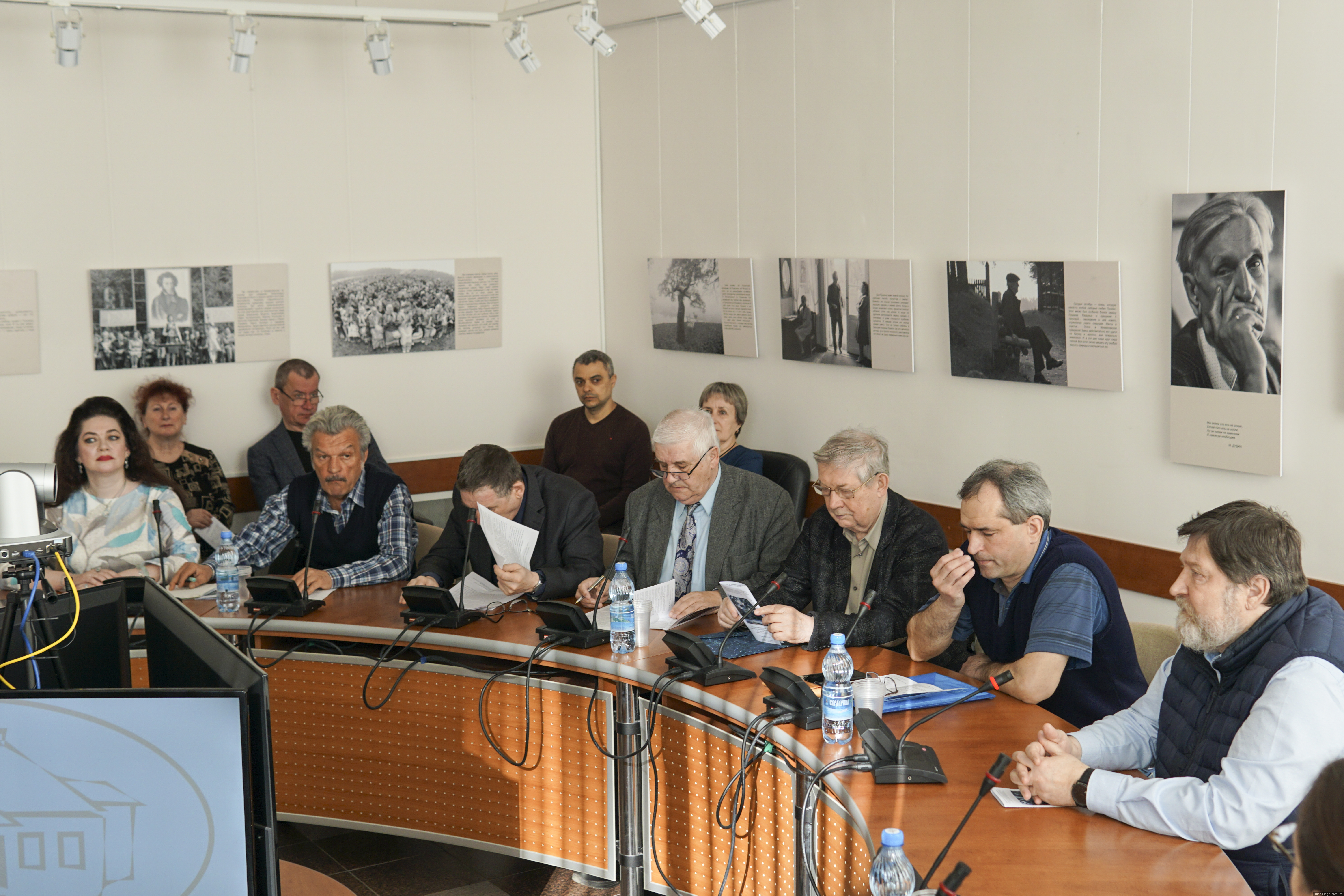 Вячеслав Козмин, хранитель «Пушкинской деревни» (второй слева). Фото: Наталья Алексеева / музей-заповедник «Михайловское»