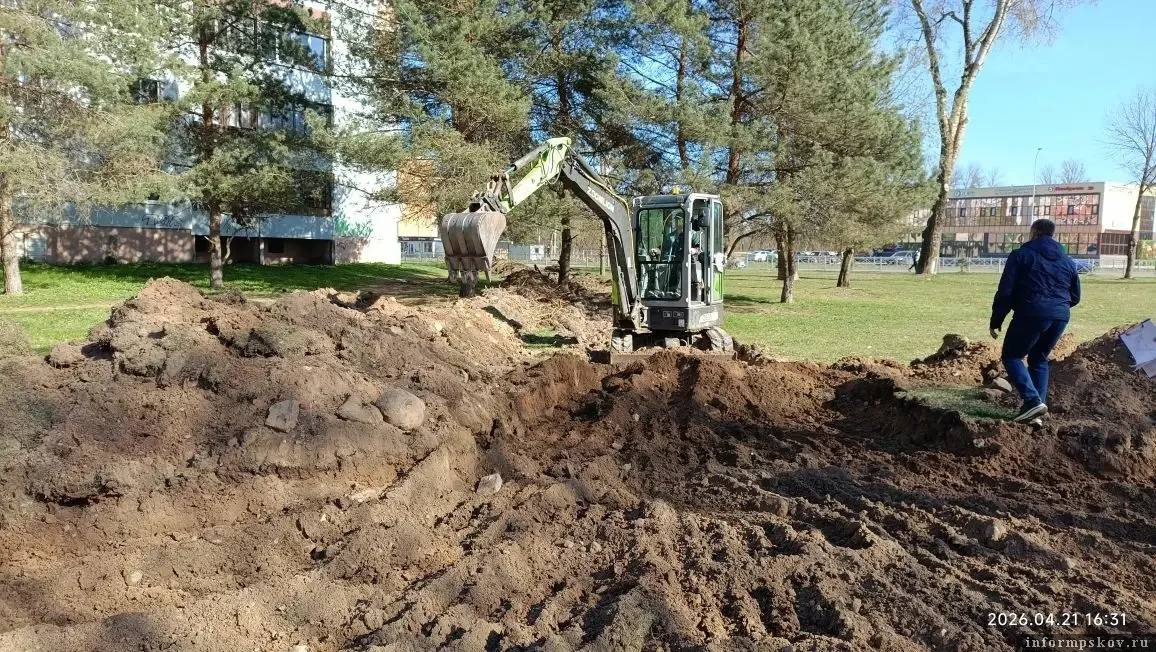 Пространство у Индустриальной, 2 в Пскове приводят в порядок