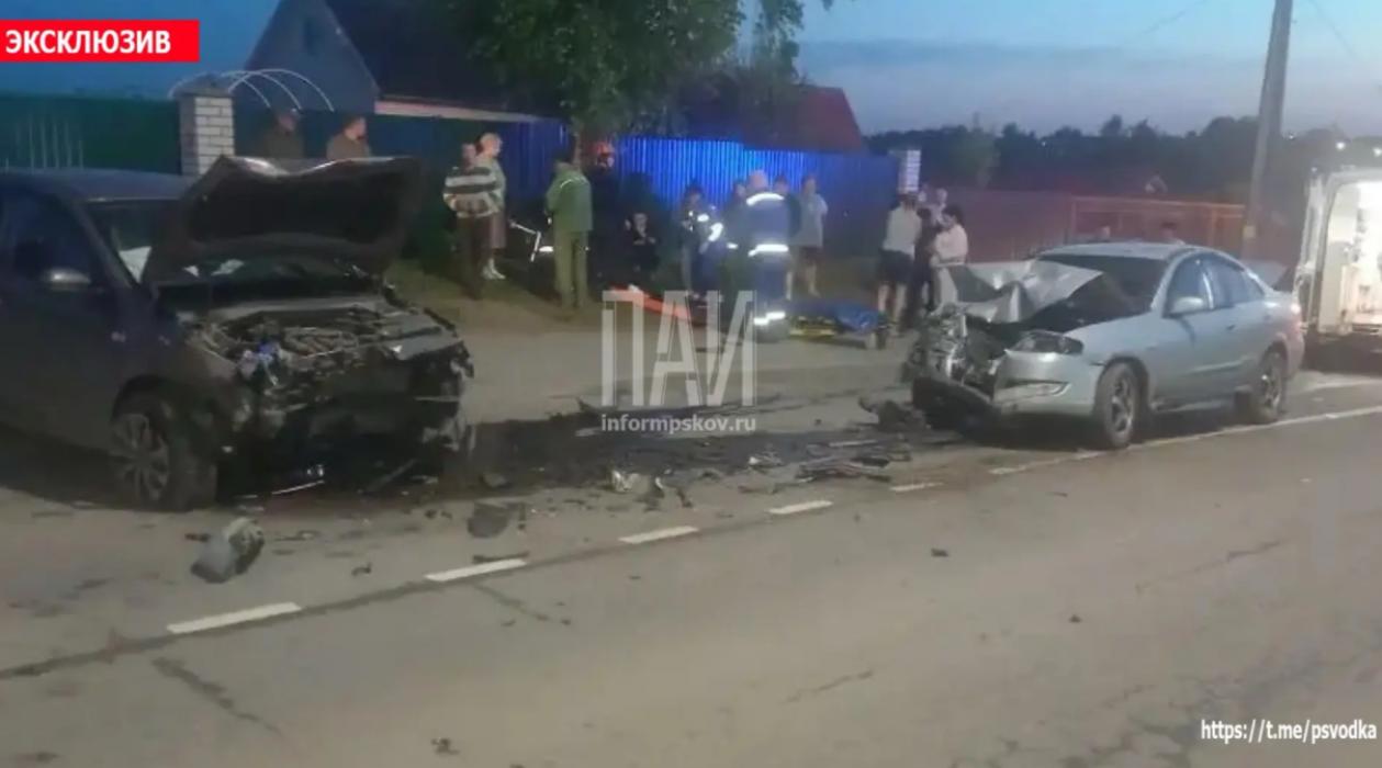 Kia Rio и Nissan Almera столкнулись возле дома № 25 на улице Новосокольнической в Великих Луках 16 мая. Фото: ПАИ