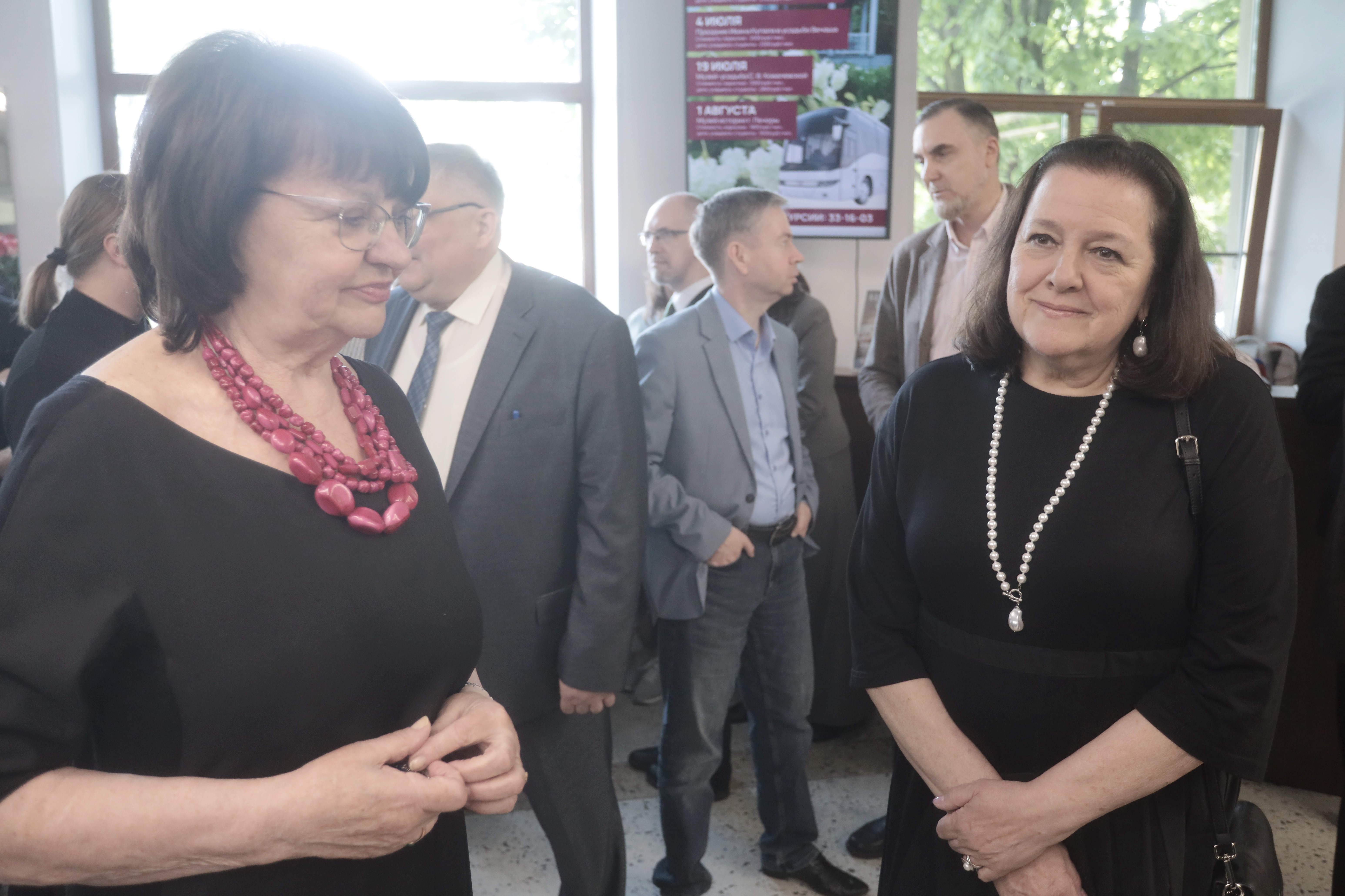 Заместитель генерального директора, главный хранитель музейной коллекции Государственного Эрмитажа Светлана Адаксина (справа на фото)