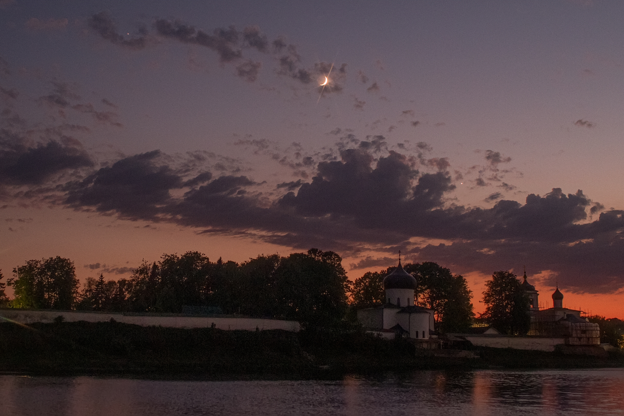 Сближение Луны, Венеры и Юпитера над Мирожским монастырём. Фото: псковский астрофотограф Пётр Митрофанов